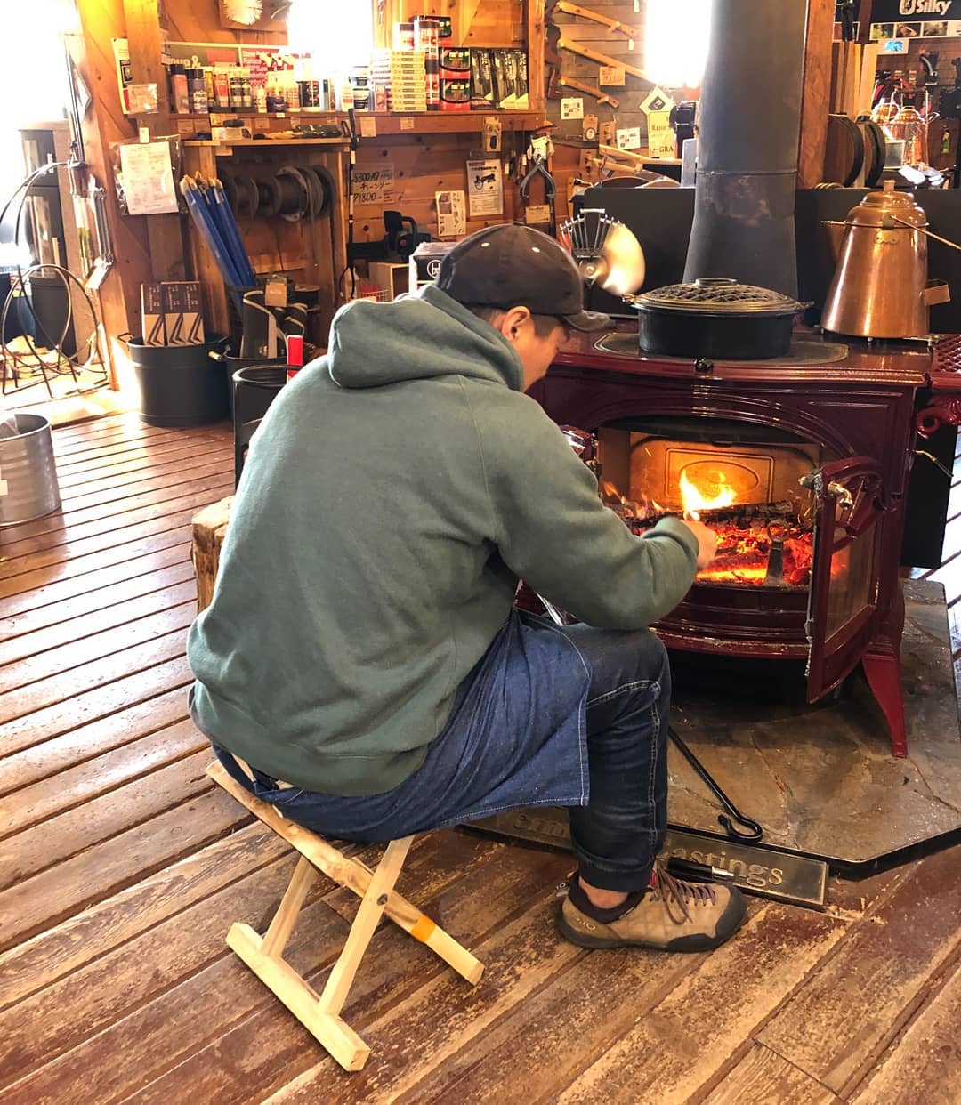 【LUMBER JACKS CHAIR 】～無垢の木で作られたフォールディングチェア～無塗装、無仕上の無骨な作り。使い込み味が出てくる愛着がわくイスです。そしてそして!薪ストーブユーザーならではの使い方折りたたみスムーズでサッと使えるのも良い！#lumberjacks #ランバージャックス #折りたたみチェア #フォールディングチェア#薪ストーブのある暮らし#薪ストーブ#デファイアント#ファイヤーサイド#アウトドア #庭でキャンプ#自宅キャンプ#ストーブハウス原村 #原村#八ヶ岳