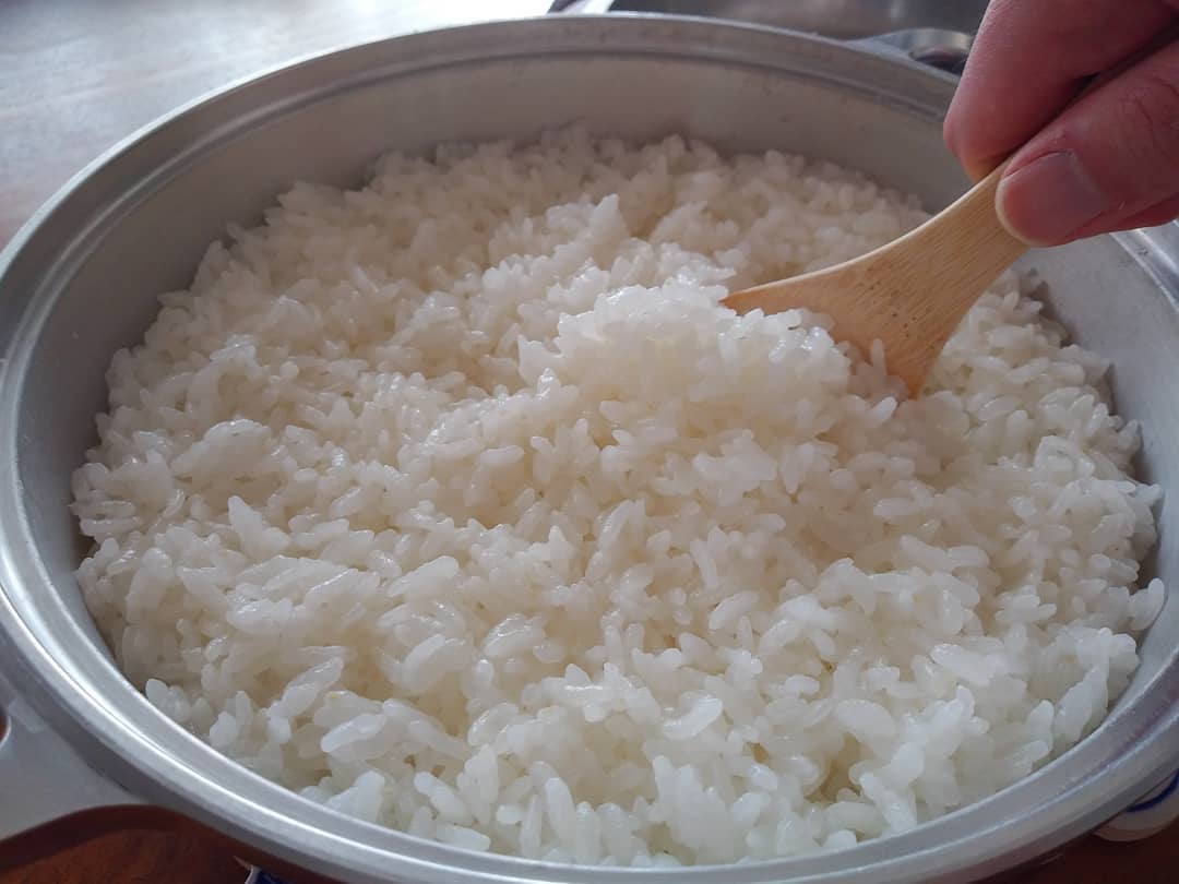 【半世紀以上にわたり愛され続ける無水調理の王様】KING無水鍋で、ご飯を炊きました。厚手で熱伝導性の良い無水鍋は、ごく弱火の火加減でも内部は高温を保ったまま包み込むように加熱するので、いつものご飯がいっそう美味しく！ 1つで8通りの調理法が楽しめる無水鍋。[炊く、蒸す、煮る、茹でる、焼く、炒める、揚げる、天火]お台所の名パートナー！～おうちごはんを楽しもう～ストーブハウス原村店にて販売しております。#ストーブハウス #ストーブハウス原村#原村#八ヶ岳#キッチン道具#無水鍋#無水料理#お米#ご飯#白ごはん#薪ストーブのある暮らし #おうちの時間 #おうちごはんを楽しもう#美味しい暮らし #美味しく炊けた