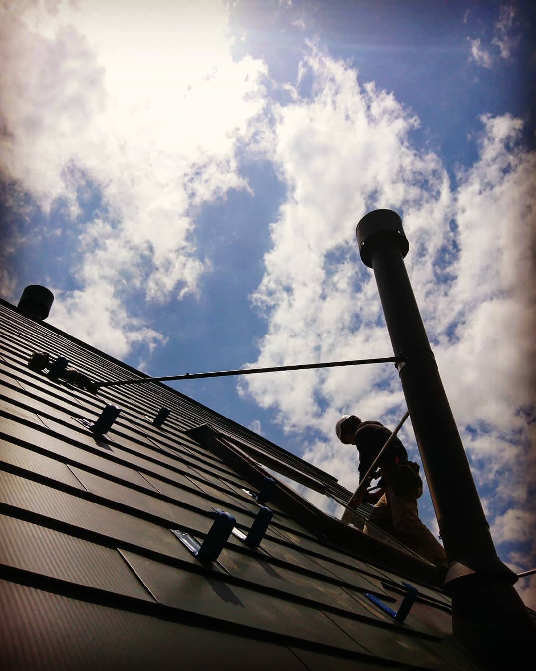 急勾配の煙突工事。ひるむことなく淡々と。#ストーブハウス #煙突#屋根#青空#暑い #長野県#山梨県#北杜市#薪ストーブ#アウトドア#キャンプ#スパイダーマン #安全第一 #工事#別荘#雑貨#生活雑貨#道具#リフォーム#登山#ヘルメット #八ヶ岳#太陽#日差しが強い