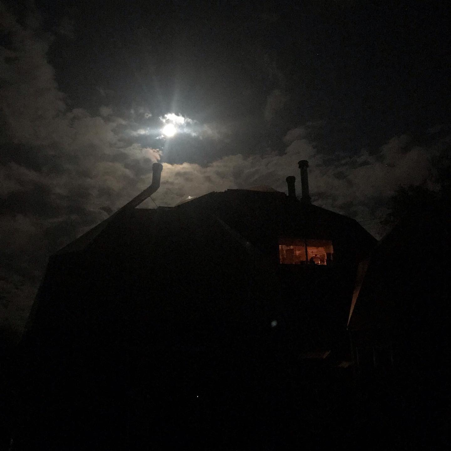 DOMEとFULLMOON今シーズンも月の光に照らされたこの煙突達に感謝。次に火が入る時まで少し休憩です。これから薪ストーブのメンテナンスシーズンです。お世話になった薪ストーブのケアをしましょう！#薪ストーブ#薪ストーブのある暮らし #火のある暮らし #メンテナンス#満月#煙突#ドームハウス#原村#八ヶ岳#ベス#bessの家 #ストーブハウス原村 #ストーブハウス蓼科