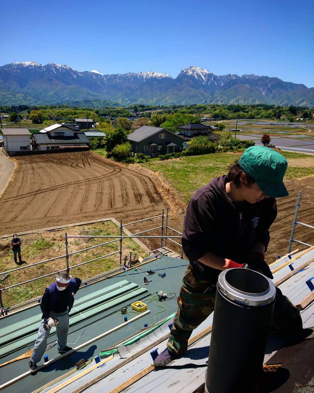 昨日は南アルプスと富士山を背にして、煙突取り付けと屋根葺き替え工事。今日は一気に鮮やかになった新緑と共に煙突工事。久々に汗が額をつたった暑い二日間だったけど、緑の匂い、鳥たちのさえずり、春の優しい風…この感じ、なんだかとても心地よい。#ストーブハウス#薪ストーブ#長野県#山梨県#北杜市#高根町#大泉#煙突#新緑#南アルプス#富士山#汗#コロナに負けるな#田舎#田舎暮らし #陽気#セミ#蝉 #八ヶ岳#原点回帰 #トラディショナル#アウトドア#キャンプ #リフォーム#青空#のんびり
