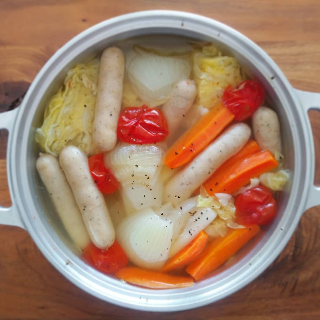またまた無水鍋！鋳物ならではの厚みがありながら、アルミ素材だからこその,軽やかさ。軽さと均一な火通りで、抜群の使い心地の、［KING無水鍋］ ソーセージの野菜たっぷりポトフを作りました。野菜の旨味が引き出されてます ～ 1つで8通りの調理法が楽しめる無水鍋。[炊く、蒸す、煮る、茹でる、焼く、炒める、揚げる、天火]ストーブハウス原村店にて販売しております。#おうちごはんを楽しもう#ストーブハウス原村#原村#八ヶ岳#キッチン道具#無水鍋#無水料理#ポトフ#野菜たっぷりポトフ#野菜たっぷり#野菜#野菜の旨味#野菜ごろごろ#具沢山#使い心地最高#おうちの時間 #美味しい暮らし #薪ストーブのある暮らし#山の暮らし #お手伝い #おいしいもの大好き