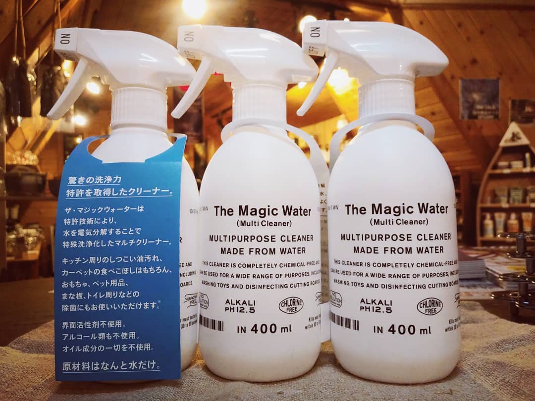 水から生まれた汚れ落とし〔ザ・マジックウォーター (マルチクリーナー) 〕～！ 水を電気分解してつくったアルカリイオンの洗浄水です。原材料は水だけ！なので・キッチンの油汚れ・おもちゃの洗浄・まな板の除菌・カーペットの食べこぼし　などなど... 環境にも人体にも優しい🌍️️マルチクリーナーです。#マルチクリーナー #汚れ落とし #水 #電気分解 #お掃除グッズ #お掃除 #キッチン周りの掃除 #油汚れに #おもちゃの除菌 #まな板除菌 #環境に優しい#人体に優しい#ストーブハウス原村 #薪ストーブ #山の暮らし #お手伝い #かゆいところに手が届く