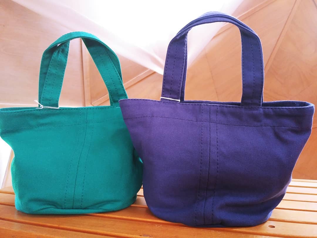 日常彩る、〔キャンバス トートバッグ〕～ 程よくしっかりとしたキャンバス生地で、底が円形のチューブ型なので、見た目よりもたっぷり入ります。 ●ブルー/ミント/レモン/レッド/ブラック/カーキ色鮮やか！#どの色にしようかな#色鮮やか #カラフル #ビタミンカラー #どれにしようかな #ちょっとしたお出かけにも #キャンバストートバッグ #キャンバス生地 #トートバッグ #プレゼントに #お弁当バッグ #お散歩バッグ #ストーブハウス原村 #原村 #八ヶ岳 #山の暮らし #お手伝い #薪ストーブのある暮らし