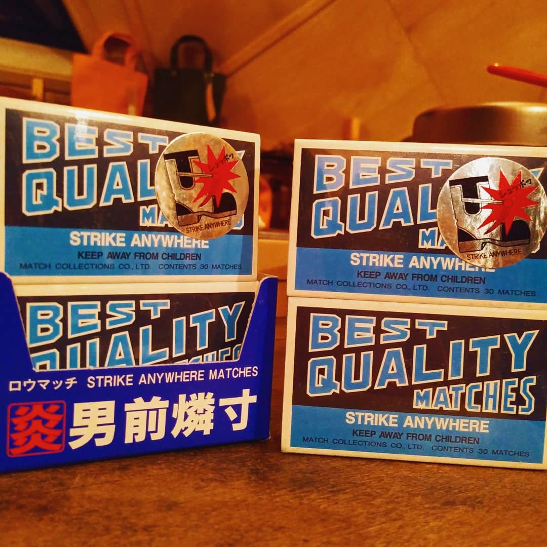 〔BEST QUALITY MATCHES〕男前燐寸!! ～STRIKE ANYWHERE (どこでも擦れます)～ 良木ヤナギの3ミリ角太軸を使用しているので、折れにくく,使いやすいマッチです。靴の裏、コンクリートなどザラザラしたところに擦り付けて着火！男のロマンです。#ストーブハウス原村 #原村#八ヶ岳 #山の暮らし #お手伝い #ロウマッチ #どこでも擦れる #折れにくい #使いやすい #使えるアイテム #着火 #男のロマン #キャンプ #アウトドア#薪ストーブ#薪ストーブのある暮らし