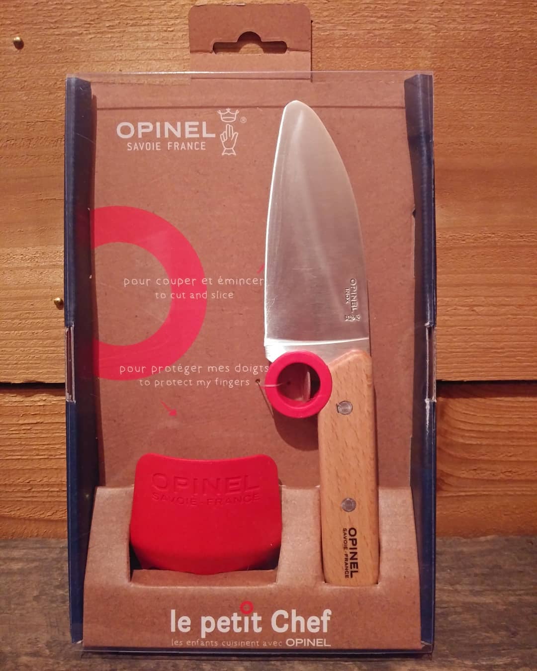 -OPINEL オピネル-老舗のナイフメーカーとして 100年以上の歴史があるオピネル。そんなオピネルより〔シェフナイフ&プロテクトフィンガー〕再入荷!～お子さま向けの,安全を考慮したキッチンナイフです～ ️刃先を丸めた設計️指をリングに入れて固定することで指を守る️指を保護するプロテクトフィンガー付属 ～小さなシェフと一緒に料理#親子で料理#小さなシェフ #一緒に料理 #opinel #オピネル #フランス#ナイフ #シェフナイフ #プロテクトフィンガー #お子さまも安心 #キッチンナイフ #木の温かみ #実用的 #ストーブハウス原村#山の暮らし #お手伝い #薪ストーブのある暮らし #薪ストーブ