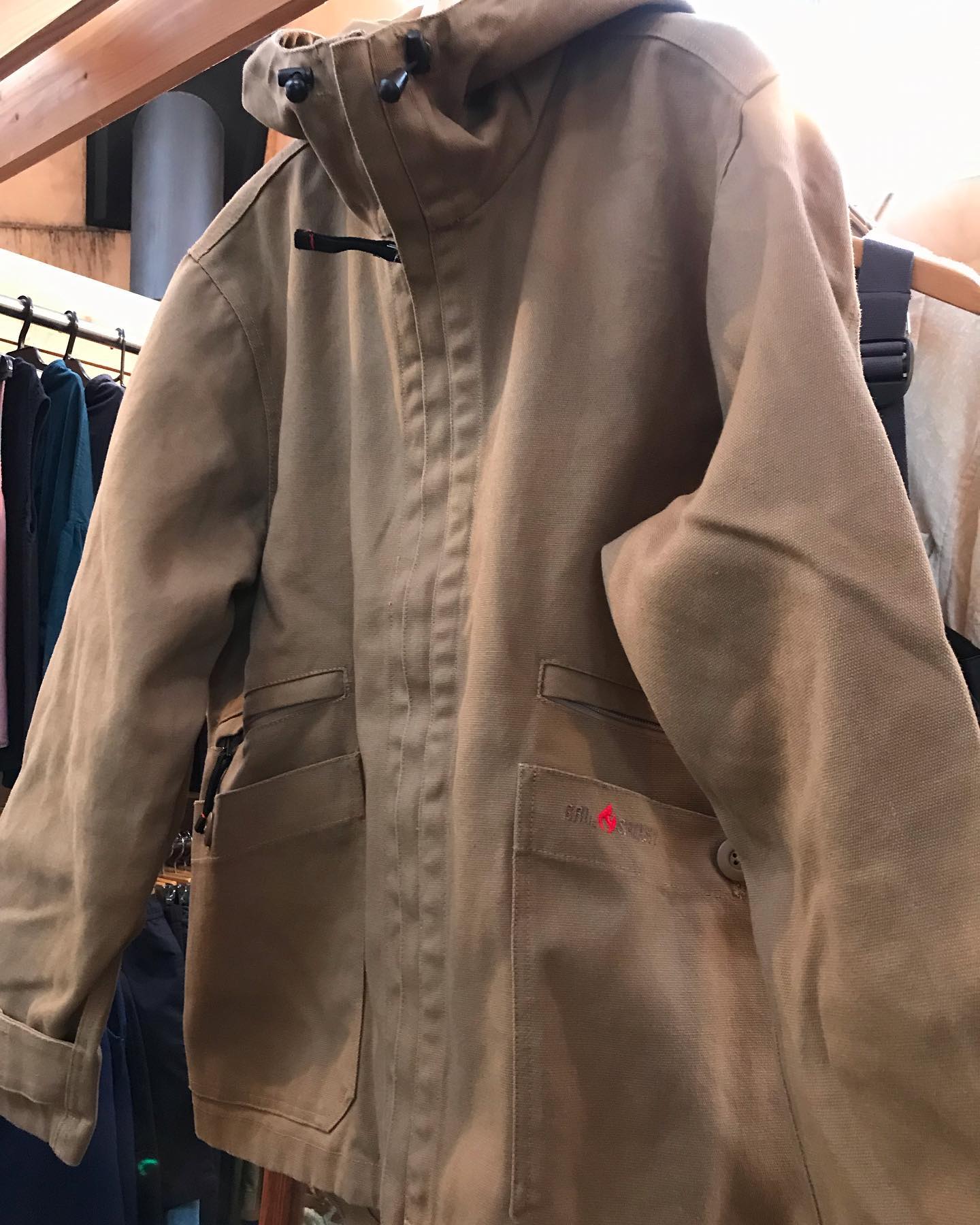 GRIP SWANY FIREPROOF PARKA & WORKPANTSGRIP SWANYからFIREPROOFPARKAが入荷です！毎年、このシーズンになるとキャンパーさんからの支持を得るFIREPROOFシリーズとど定番のWORKPANTS。デザインもそうですが丈夫な作りで、山道具のような服でこちらは是非ガシガシ荒く使って欲しいところ。大切なインナーウェアを火から守る防護服、作業するのもカッコイイ服で^_^#gripswany #fireproof #workpants #workwear #山仕事 #畑仕事 #薪作業 #火遊び #焚火 #アウトドア #キャンプ #ブッシュクラフト #焚火パンツ #焚火パーカー #ワークグローブ #レザーグローブ #火遊びのご提案#薪火のススメ#山の暮らしのお手伝い #ストーブハウス原村 #八ヶ岳 @gripswany @stovehouse.woodstove