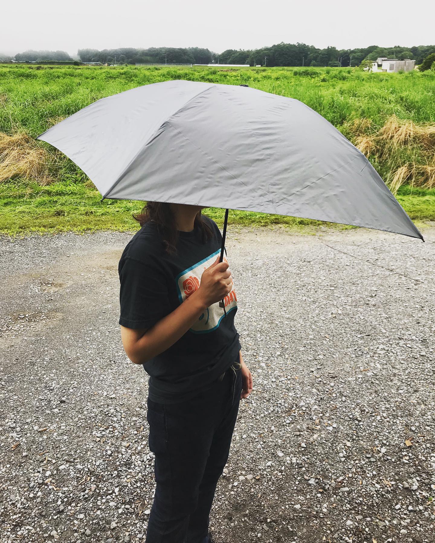 エバニュー ウルトラライトアンブレラ76g️超コンパクト傘入荷です^_^山の傘なんて言われますが、普段使いのバッグにしのばせておいても全然邪魔にならないくらいの軽さと小ささです！突然の雨に対処出来る優れもの️雨だって楽しんじゃお〜️ギフトにも良いですね^_^¥3,200税別カラー ブラック・グレー・ベージュ#エバニュー #sl76 #ウルトラライトアンブレラ#傘 #折りたたみ傘 #突然の雨 #ゲリラ豪雨 #ころばぬ先の杖 #山の傘 #軽量 #コンパクト #アウトドア #ギフト @evernew_japan @stovehouse.woodstove