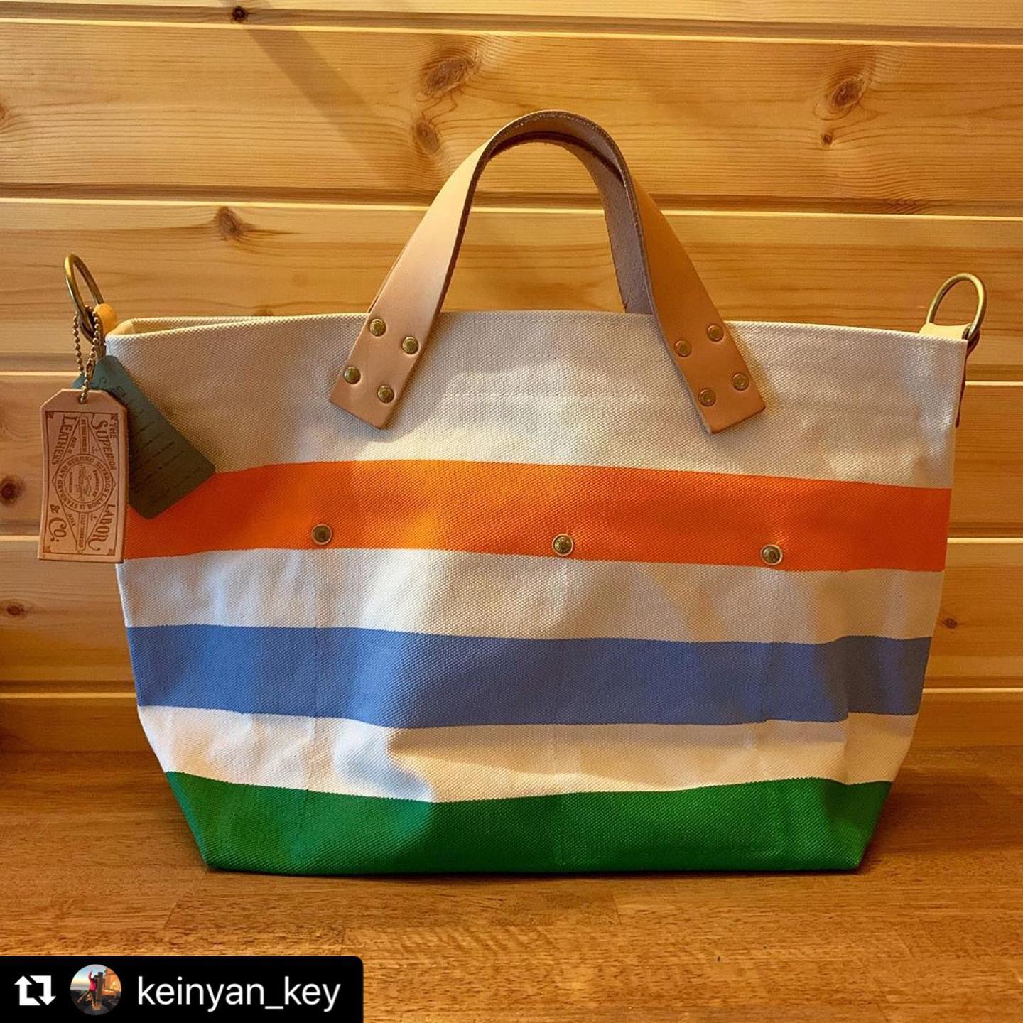 #Repost @keinyan_key with @make_repost・・・ずっとトートバッグを探してたのですが、荷物多めなので、持ち手が頼りないのは嫌、しっかり目のいい、シンプルだけどかっこいいやつ…と、漠然とした希望だったので、これ！というのに出会わず。　ところが、いつもお世話になっている、@stovehouse.woodstove さんで、理想通りのものと出会ってしまいました。持ち手も、ショルダー部分も、しっかりとしま革素材、ディテールも手抜きなし、チャック部分も真鍮でこだわりのデザイン。　トートバッグ自体も、カチッとしっかりしていて頼りがいある！　このトートバッグ、『Tne Superior Labor』さんのもので、岡山で作られているそうです！いい出会いだったなぁ。使いたいような、使うのがもったいないような…で、いまは家に飾ってます（笑）梅雨が終わったら活躍してもらいます！..#トートバッグ #原村 #八ヶ岳 #長野 #二拠点生活 #duallife #薪ストーブ #薪ストーブのある暮らし #山 #アウトドア #山好きな人と繋がりたい #workfromhome #スノーボード #山の音楽室 #最近電子ピアノも導入 #防音室 #ギター超初心者 #都会と山の生活 #ハーブ #ハーブティー #enjoymylife #japan #nagano #yatsugatake #mountain@keinyan_keyさんいつもありがとうございます私達も@thesuperiorlaborさんのアイテムに惹かれてました。取り扱いを始めて気付いた事が、こちらのブランド、知れば知るほど愛着する、ハマってくるというか、不思議な感覚です。凄い仕事なんだなと感じます。私達の仕事も時を追うごとに愛着の湧く、そんな仕事、お店になりたいと感じます。こちらのバッグと共に、幸せな時間を過ごしていただけたら幸いです。ありがとうございました。今後ともよろしくお願いします🤲