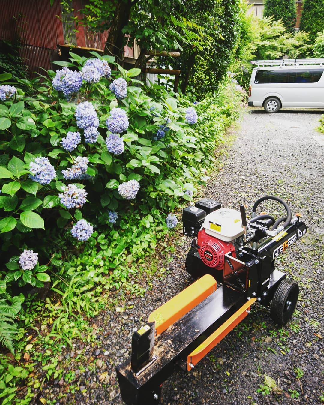 紫陽花が素敵なお庭でのワンショット。薪ストーブユーザーに人気のプラウブランドのエンジン薪割り機。山梨県小菅村のお客様宅に納品しました。情緒ある山村風景に心奪われた一日でした。#薪ストーブ#紫陽花 #薪割り#風情 #山梨県#長野県#静岡県#神奈川県#エンジン#プラウ#ホンダウォーク#庭#アウトドア#キャンプ#川が好き #渓谷 #八ヶ岳#原村#雑貨#生活道具#ドームハウス