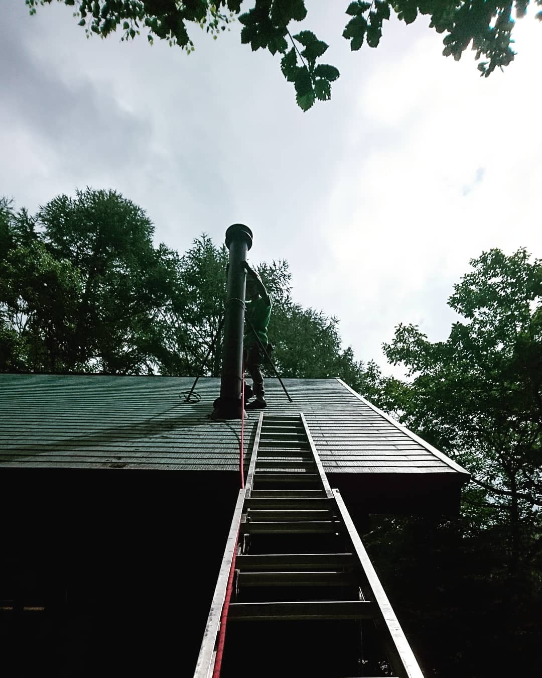 急な屋根でも暑くても、涼しい顔で作業をする。それがプロである。#八ヶ岳の薪ストーブ専門店 #薪ストーブ#長野県#山梨県#茅野市#プロ#ストーブハウス原村 #煙突#ハシゴ#別荘#セカンドライフ#夕立#八ヶ岳#お盆#キャンプ#アウトドアな休日 #バーベキュー#スミス#サングラス#smithopticsjp #smith_fishing_