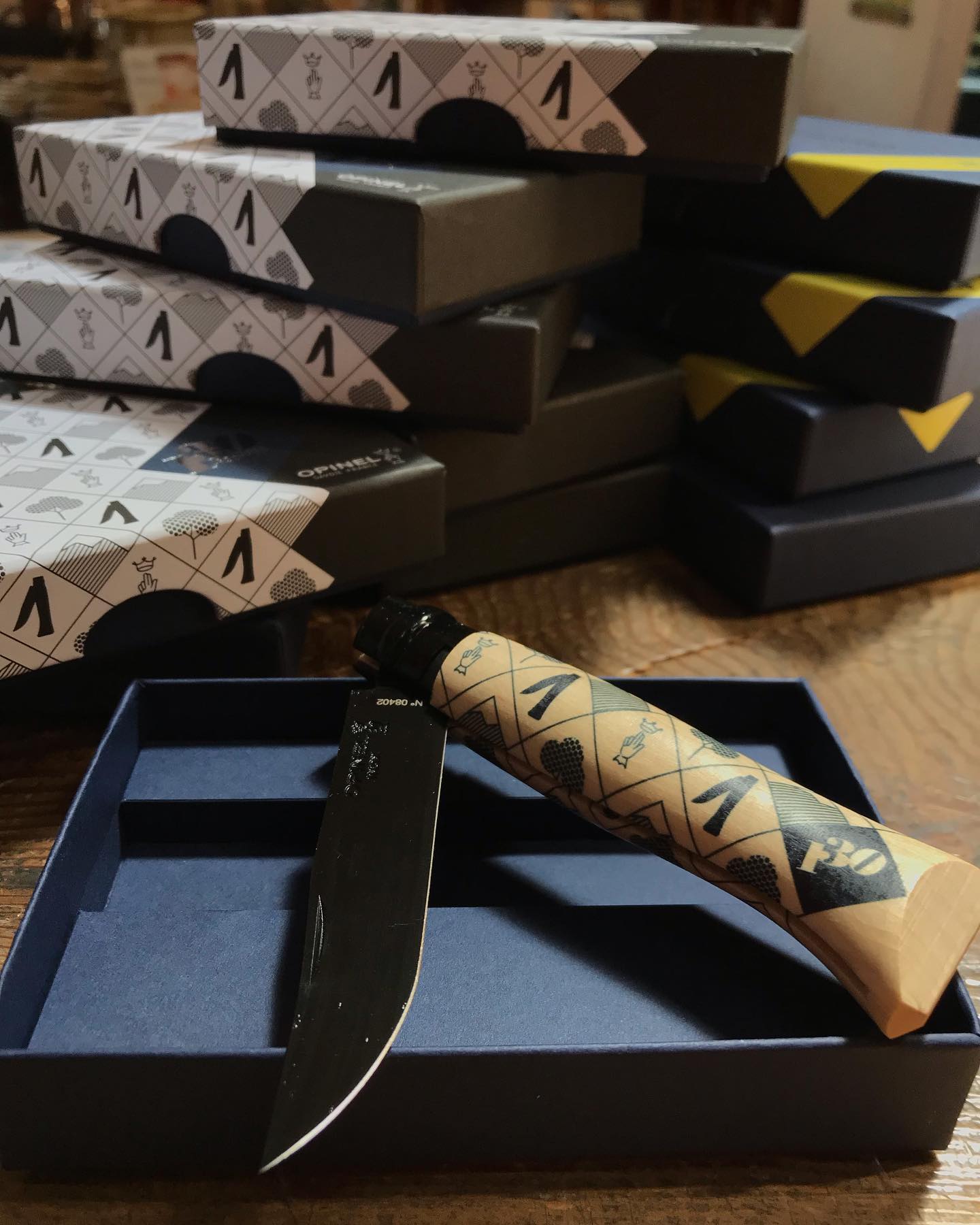 OPINEL #08 130th Anniversaryモデル。ようやく入って来ました！世界13,000本限定発売、ブレード製造番号付き。サンドビック社12C27Mステンレススチールブレードを採用。ハンドルはフランスのシデの木を使い130周年モデルに装飾されています。ブレードはクロム加工し、耐食性を強化したつくりとなります。¥5,300税別ステンレススチール#8プラタナス世界6000本限定発売。ハンドルはプラタナスの木になり、こちらのナイフもサンドビック社12C27Mステンレススチールを採用。¥2,700税別どちらも限定発売となります。数に限りがございますので、お早めに^_^#opinel #オピネル #オピネルナイフ #オピネルカスタム #オピネル8 #オピネル130th #anniversary #限定モデル #製造番号入り #ステンレススチールナイフ #アウトドア #調理用ナイフ #ストーブハウス原村 #八ヶ岳の薪ストーブ専門店 #原村#富士見 #八ヶ岳 @stovehouse.woodstove