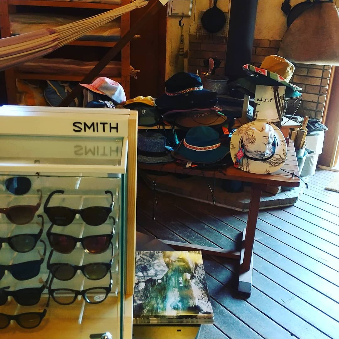 ❮ SMITH🕶️ & clef🧢 ❯期間限定POP UP store残すところ今日明日の２日間のみ️毎日身に付けたくなる、ワクワクさせてくれるアイテムを取り揃えてます今回、両ブランド共に各種1点の仕入れなのでお早めにどうぞ#ストーブハウス原村 #八ヶ岳 #原村 #薪ストーブ #薪ストーブのある暮らし #smith #clef #サングラス #帽子