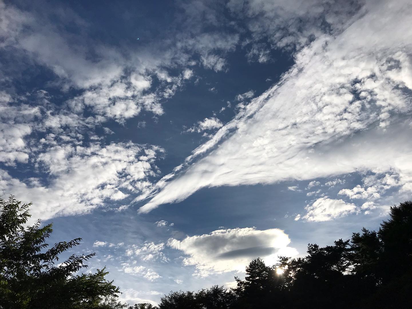 早くも秋を感じさせる空。全国的な猛暑の中、ここ八ヶ岳の夏は心地良く、陽が沈むとさらに冷えて過ごしやすい時間となります。長い梅雨が明けて数日間は夏らしい日が続きますが、しばらくして秋がやってきます。過ごしやすいですが少し寂しい感じもあります。短い夏を楽しんで、寒くなったらなったで薪ストーブの出番がやって来ます！色とりどりの四季を楽しみましょうね#八ヶ岳 #空 #心地よい暮らし #山暮らし #原村 #富士見 #ストーブハウス