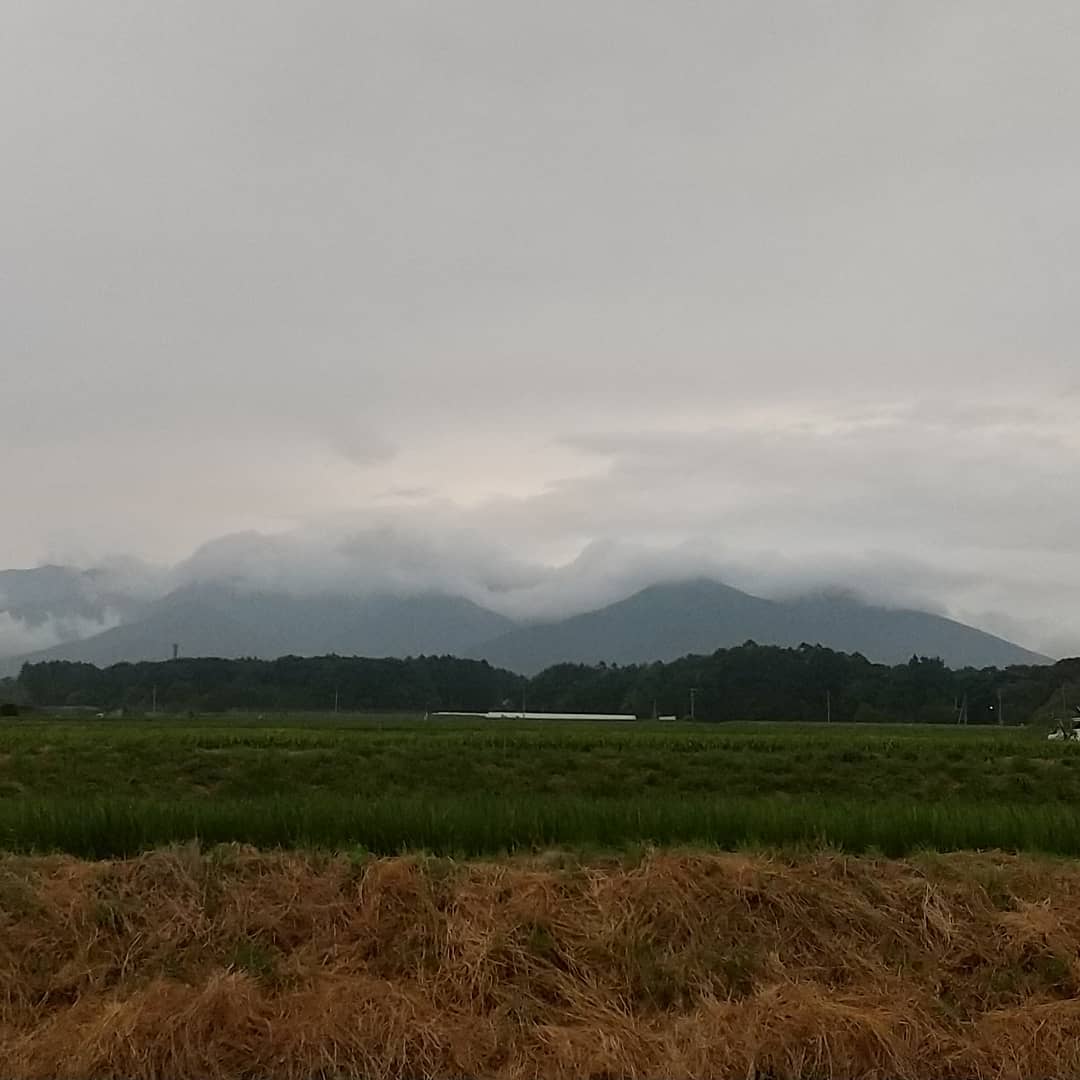 久々の恵みの雨️八ヶ岳は雲が掛かっても絵になります厳しい暑さもどうやら昨日までのようですねもう数日も経つと原村は朝夕肌寒くなる場所もそこでいよいよ薪ストーブの出番です️皆様、薪ストーブのメンテナンスはお済みですか？メンテナンスを始め、様々なご依頼をお気軽にご相談ください#ストーブハウス原村 #原村#薪ストーブ #薪ストーブのある暮らし #八ヶ岳 #雨 #美しい景色