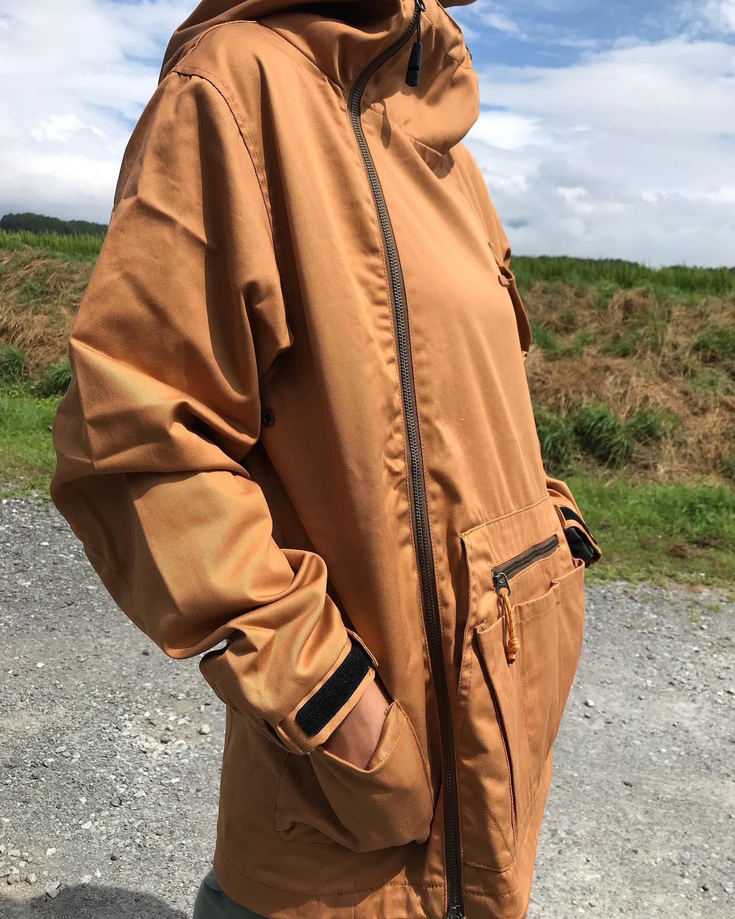grn outdoorHIASOBI CAMPER JACKETgrn outdoorが誇るHIASOBI CAMPER JACKET入荷️これからの季節はまさに焚火シーズン^_^難燃素材のジャケットが八ヶ岳にやって来た️密を避けて笑go toならぬGO OUT GO CAMPに出かけよう️新鮮な空気を思う存分吸い込んで、秋の夜長と焚火をHIASOBI CAMPER JACKETとともに^_^@grn_outdoor #grnoutdoor #hiasobicamperjacket #camp #camping #焚火 #焚火料理 #ファイヤープレイス #キャンプ愛 #乾杯 #ビール #八ヶ岳 #ストーブハウス原村 #富士見 #原村 @stovehouse.woodstove