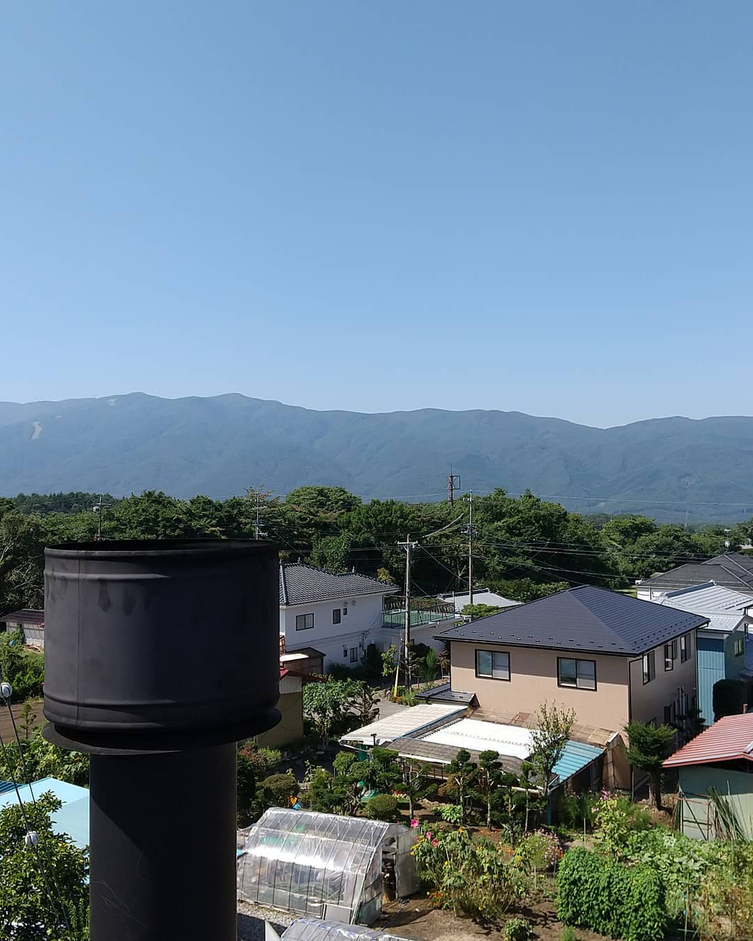 快晴の煙突掃除️と、終わったあとの一瞬の楽しみ空のキレイなグラデーションです暑さも一瞬忘れてしまいます️#ストーブハウス原村 #原村#薪ストーブ #薪ストーブのある暮らし #八ヶ岳 #綺麗な景色 #長野県