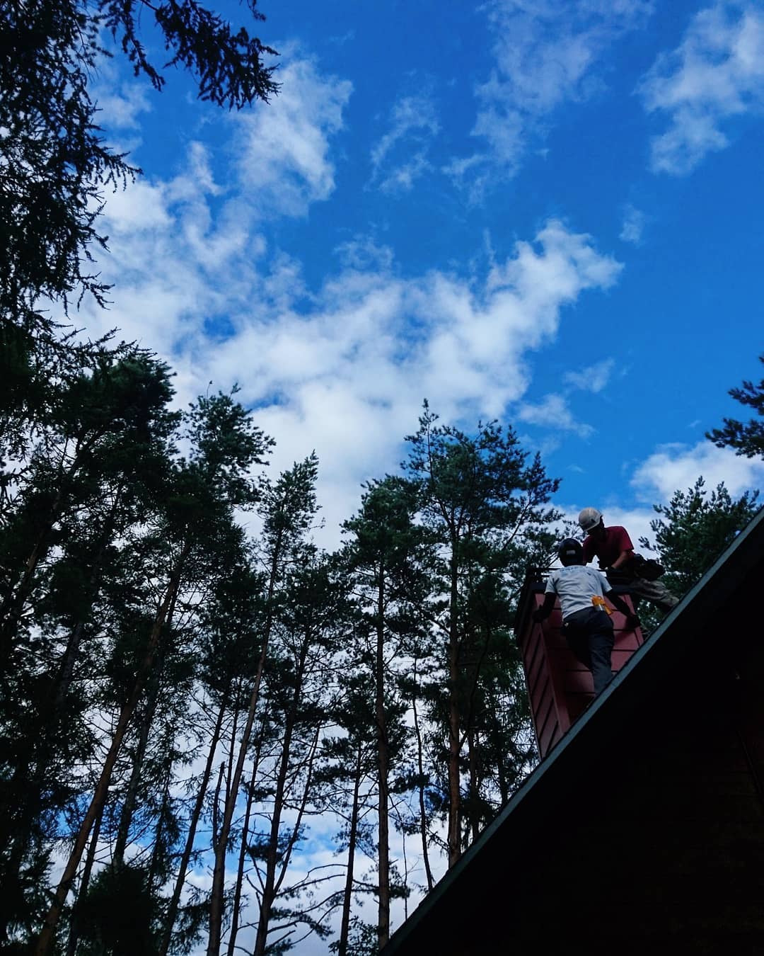 秋風も吹き始め、夏よさようなら。今日も快調に煙突工事。#ストーブハウス原村 #八ヶ岳の薪ストーブ専門店 #薪ストーブ#別荘ライフ #秋風#煙突工事 #さようなら #屋根#工事#職人技 #長野県#山梨県#八ヶ岳#原村#秋#生活#道具#神奈川県#静岡県#茅野市#リフォーム#アウトドア#キャンプ#雑貨屋