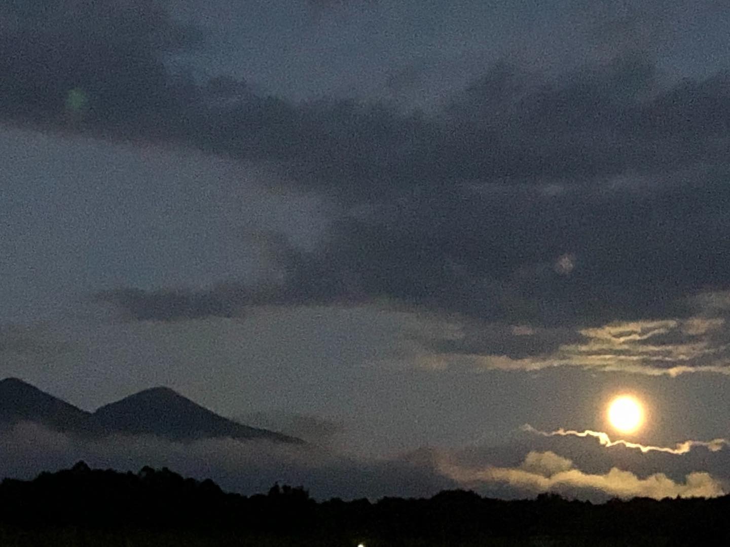 満月は明日だそうです🌝#満月 #中秋の名月 #秋の夜長 #秋空 #ひんやり #焚火 #台風 #注意 #八ヶ岳 #八ヶ岳山麓 #八ヶ岳の薪ストーブ専門店 #ストーブハウス原村 #原村 #富士見 #蓼科