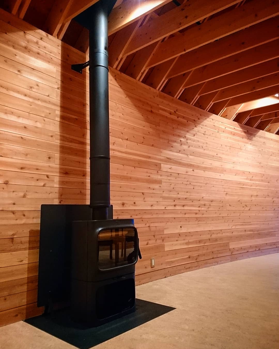ここは宇宙船の船内？そんなデザイン空間に見事にマッチングしたヨツールF305。オーナーのセンスがようやく形になりました。トワイライトタイム。ストーブにゆっくり火が灯り…。いよいよ“素敵な宇宙船、地球号”は人類の理想郷へ向けて出発します。#薪ストーブ#ストーブハウス原村#八ヶ岳の薪ストーブ専門店#北杜市#長野県#山梨県#トワイライト#ヨツール#宇宙船#バックミンスターフラー#理想郷#富士見町#アウトドア#キャンプ#デザイン#別荘ライフ#センス#不思議#空間