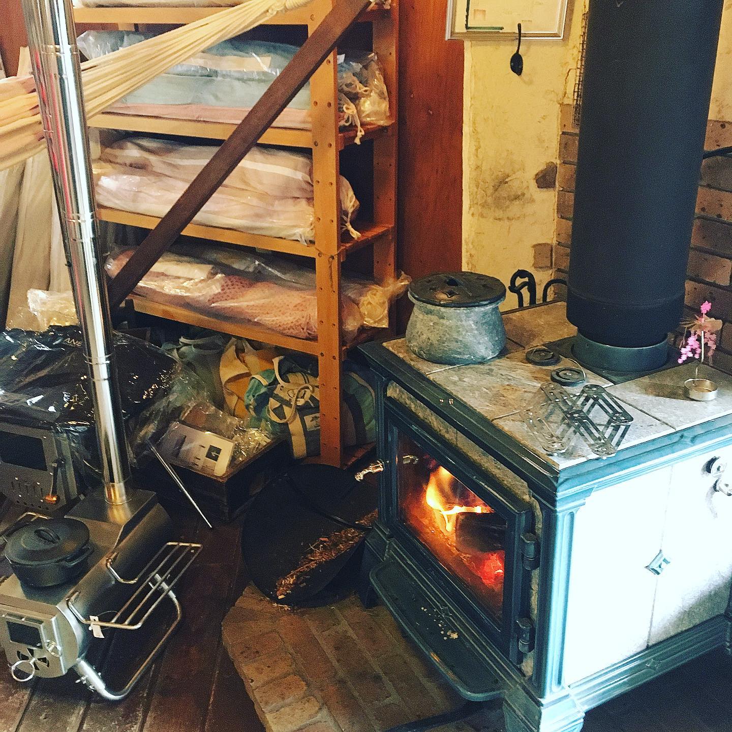 やっぱり火が入ると薪ストーブは良いですね️何気なく撮った一枚もなんかカッコよく見えてしまうまだまだストーブシーズンです皆さんもガンガン焚いて楽しみましょう#ストーブハウス #ストーブハウス原村#薪ストーブ#薪ストーブのある暮らし #薪ストーブ用品 #生活の道具 #ハースストーン#キャッスルトン#火のある暮らし #楽しく生きる #何気ない瞬間を残したい #お店#焚く#熾火