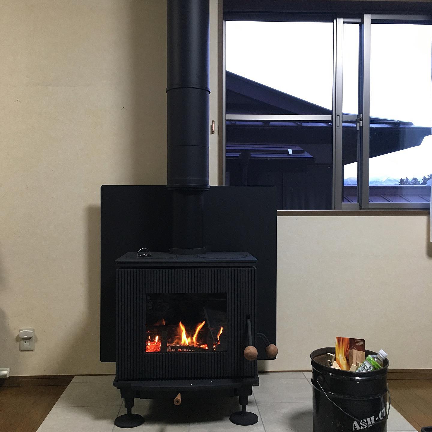 屋根上からの気持ちのいい景色を眺めながらの工事無事に設置まで完了です ストーブハウス ストーブハウス原村 薪ストーブ 薪ストーブのある暮らし 薪ストーブ用品 生活の道具 Agni Cc アグニcc 工事 設置 慣らし運転 火入れ 薪 楽しい 鋳物 暖房 屋根上からの気持ちのいい景色を眺めながらの工事無事に設置まで完了です ストーブハウス ストーブハウス原村 薪ストーブ 薪ストーブのある暮らし 薪ストーブ用品 生活の道具 Agni Cc アグニcc 工事 設置 慣らし運転 火入れ 薪 楽しい 鋳物 暖房