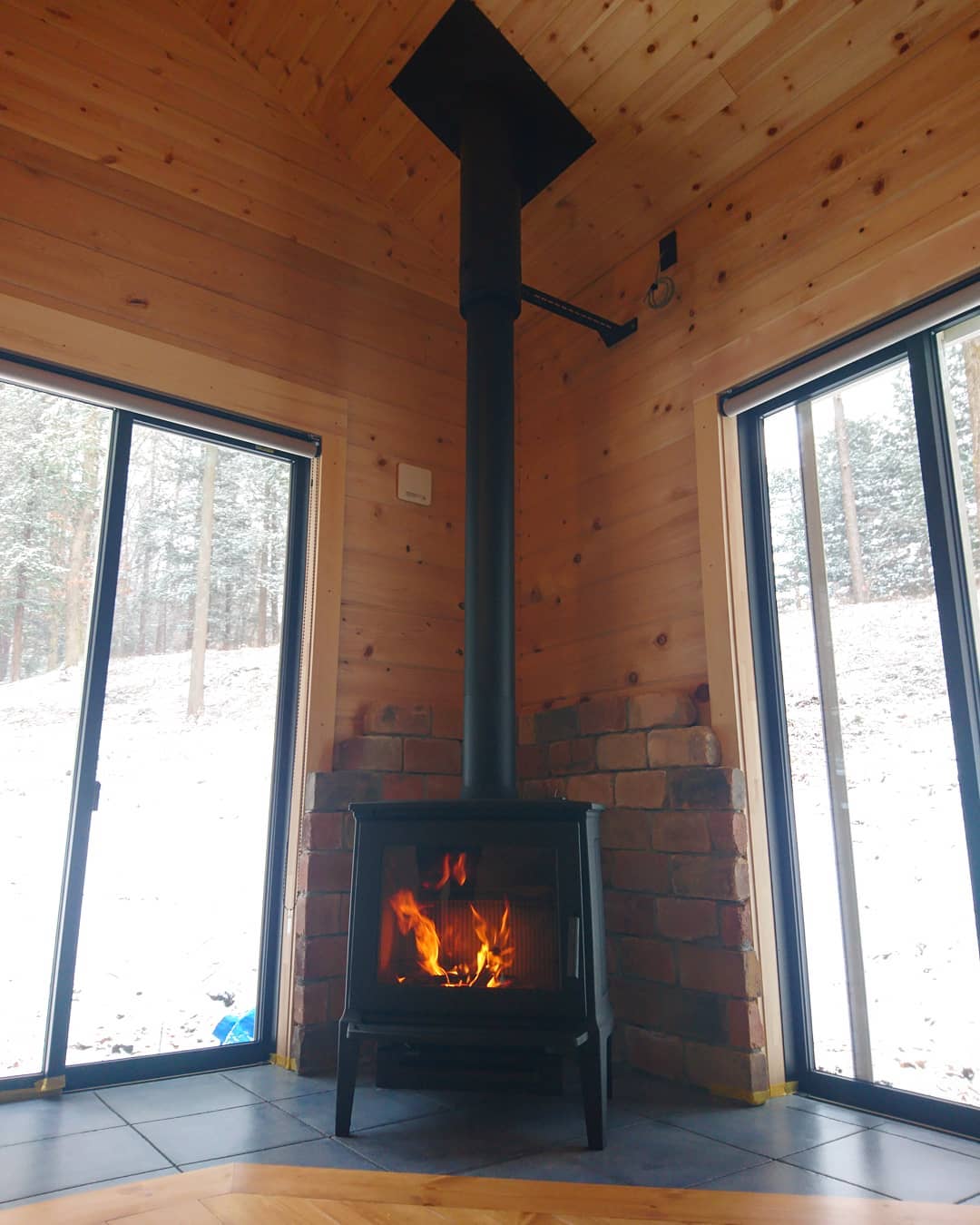 こだわりオーナーの理想通りの仕上がり。新天地でのストーブライフが楽しみですね。#八ヶ岳の薪ストーブ専門店 #ストーブハウス原村 #ヘルゴン#スペイン#八ヶ岳#長野県#原村#山梨県#移住#ログハウス#シンプル#ライフスタイル#土間#オーナー#アウトドア#キャンプ#キッチン#平屋#住まい#薪ストーブ#新天地