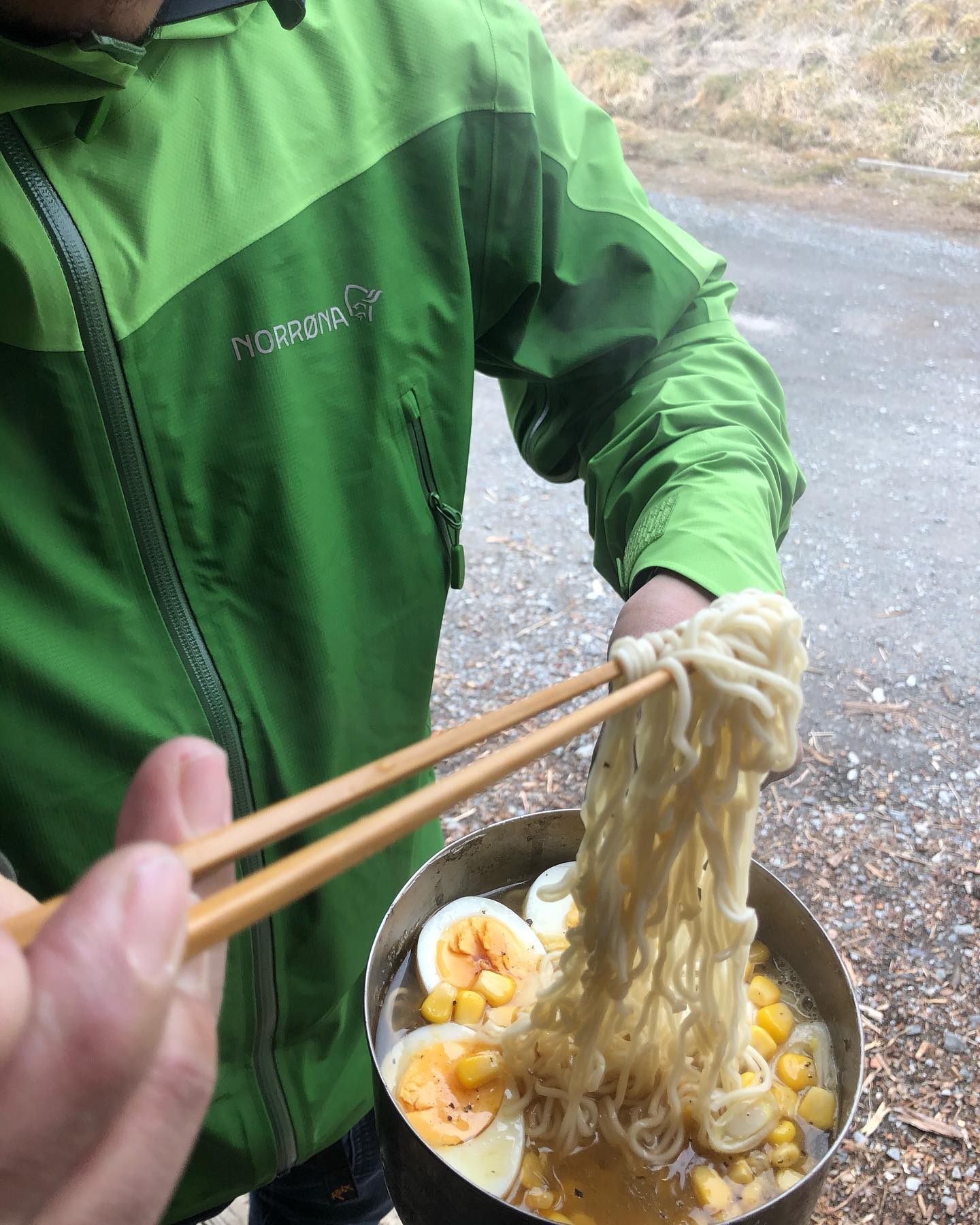 腹ごしらえシリーズしおごまみそコーンラーメンお腹一杯だ ストーブハウス ストーブハウス原村 八ヶ岳の薪ストーブ専門店 原村 八ヶ岳 別荘 山の暮らし 山の暮らしを楽しむ アウトドア アウトドア料理 キャンプ キャンプ飯 キャンプ飯レシピ キャンプ飯最高