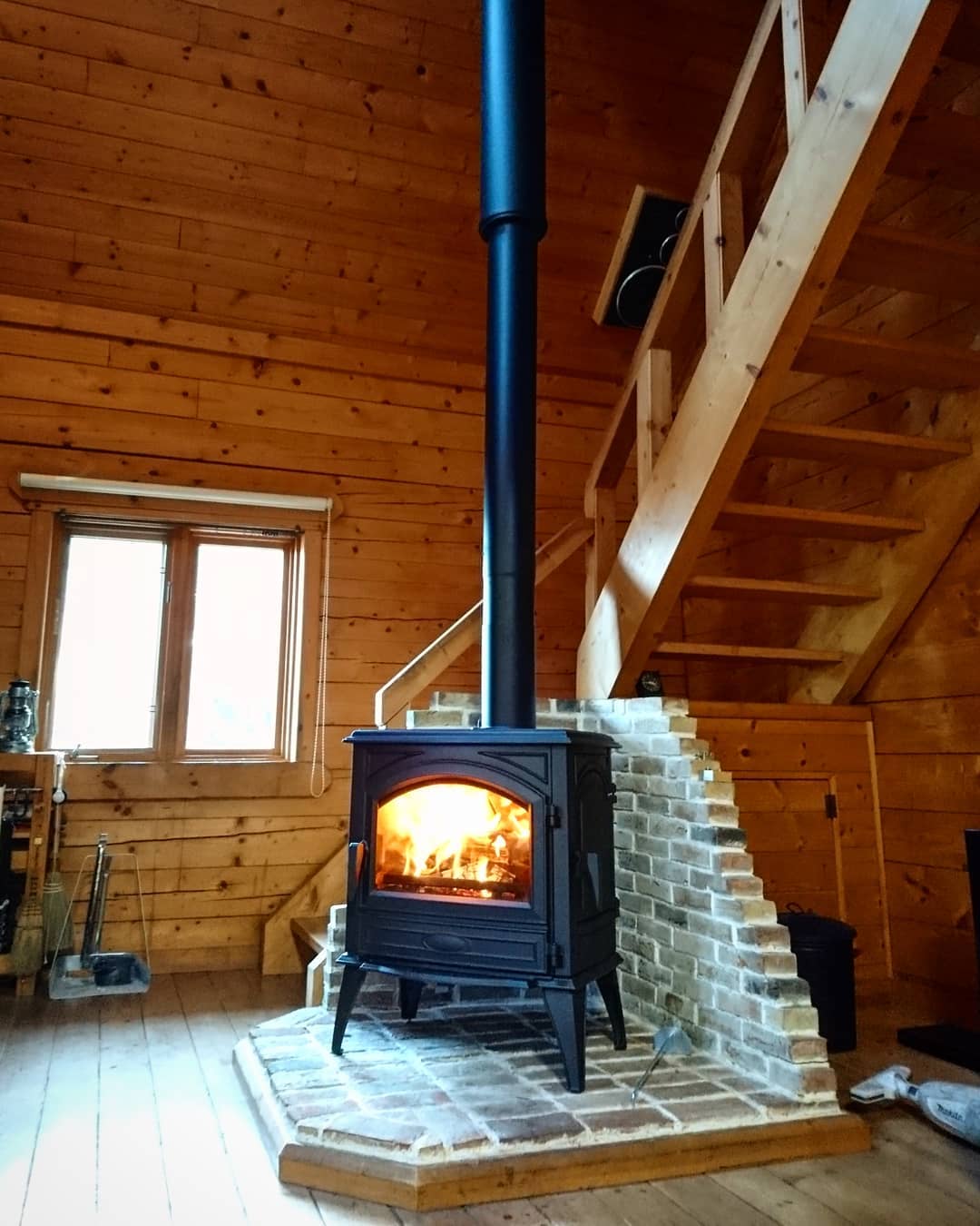 woodstove & chimneybefore and after series no.7コンベンションヒーターを愛用した前オーナーからログハウスを引き継いだ新オーナー。煙突もストーブもくたびれて…満を持して憧れのドブレストーブとチムニートップへ全改修。時と共に味わいを増した飴色のログ壁、アンティークレンガのストーブステージ、ストーブは替わってもその相性はバッチリです。#ストーブハウス原村#八ヶ岳の薪ストーブ専門店#八ヶ岳#北杜市#ドブレ#ベルギー#640wd#薪ストーブ#レンガ#ログハウス#春#アンティーク#セカンドライフ#長野県#山梨県#神奈川県#アウトドア#キャンプ#diy#シンプル#別荘#田舎暮らし
