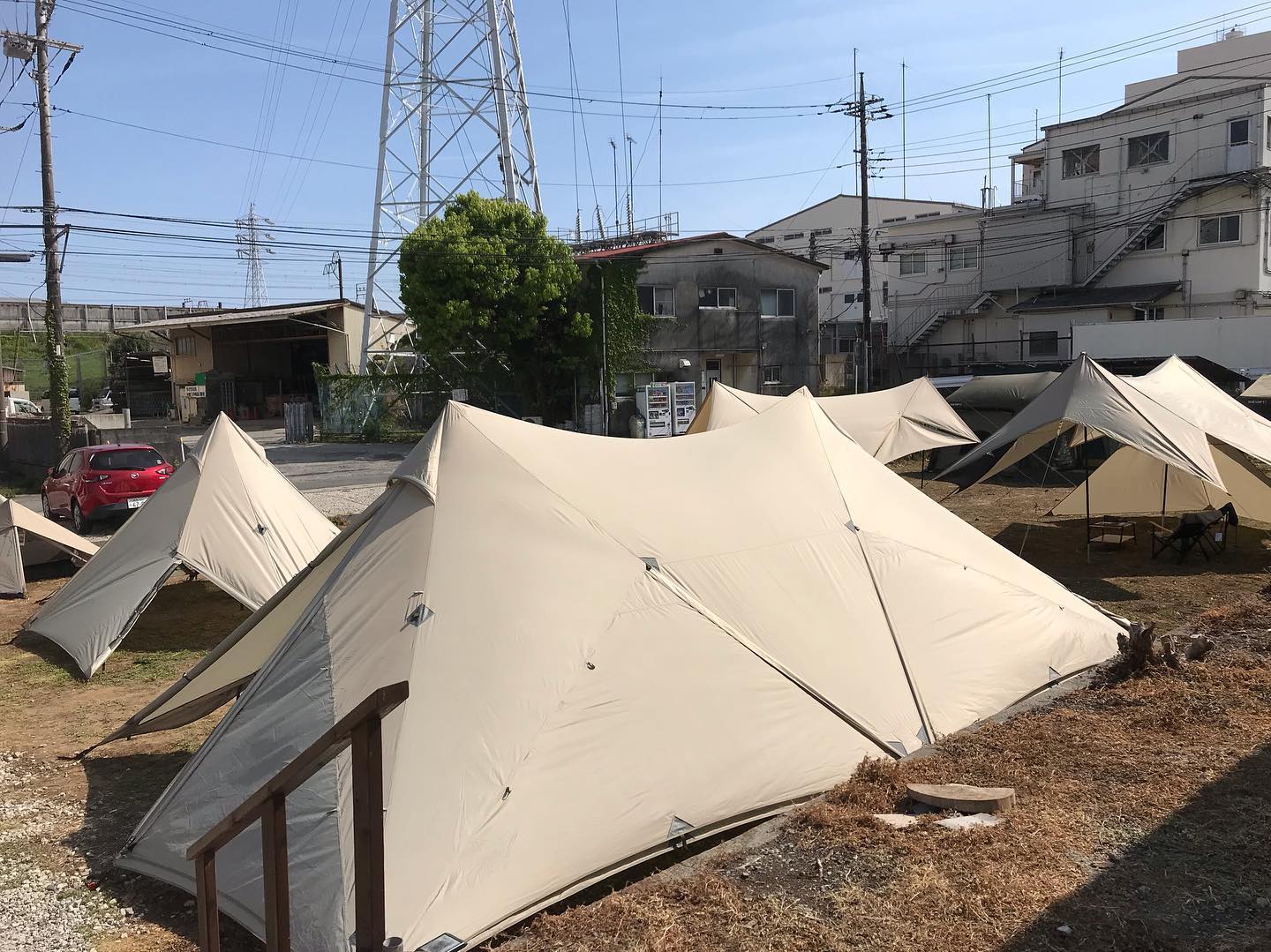 鎌倉天幕。テント屋が仲間の為に作ったテント。テントの究極はシンプルで強いモノ。このテント、凄いです。TCの通気性は心地がいい。TCというと、最近耳にする難燃、難燃、難燃。難燃と言えば何でもOK的な昨今のキャンプシーン。自分達なりに一度立ち止まって考えてみると、難燃は難燃でいいが、そもそものテントのクオリティや快適性、更にはデザインやメーカーのコンセプト。この部分の方が実は大切。難燃、燃えにくいだけで燃えますよ。難燃を売りにしてるところがあるなら、一度立ち止まってみてブランドの本質をみるのもいいかもしれません。当店では難燃ウリはしません。違った角度からみると凄く良いところがみえてくる。特にテントに関してはそれを感じます。GW鎌倉天幕体験会します。TCの快適性を体験してみてください。#鎌倉天幕 #tc #タープ #テント #アウトドア #ストーブハウス原村 #八ヶ岳 #原村 #富士見 #蓼科 #山の暮らしのお手伝い