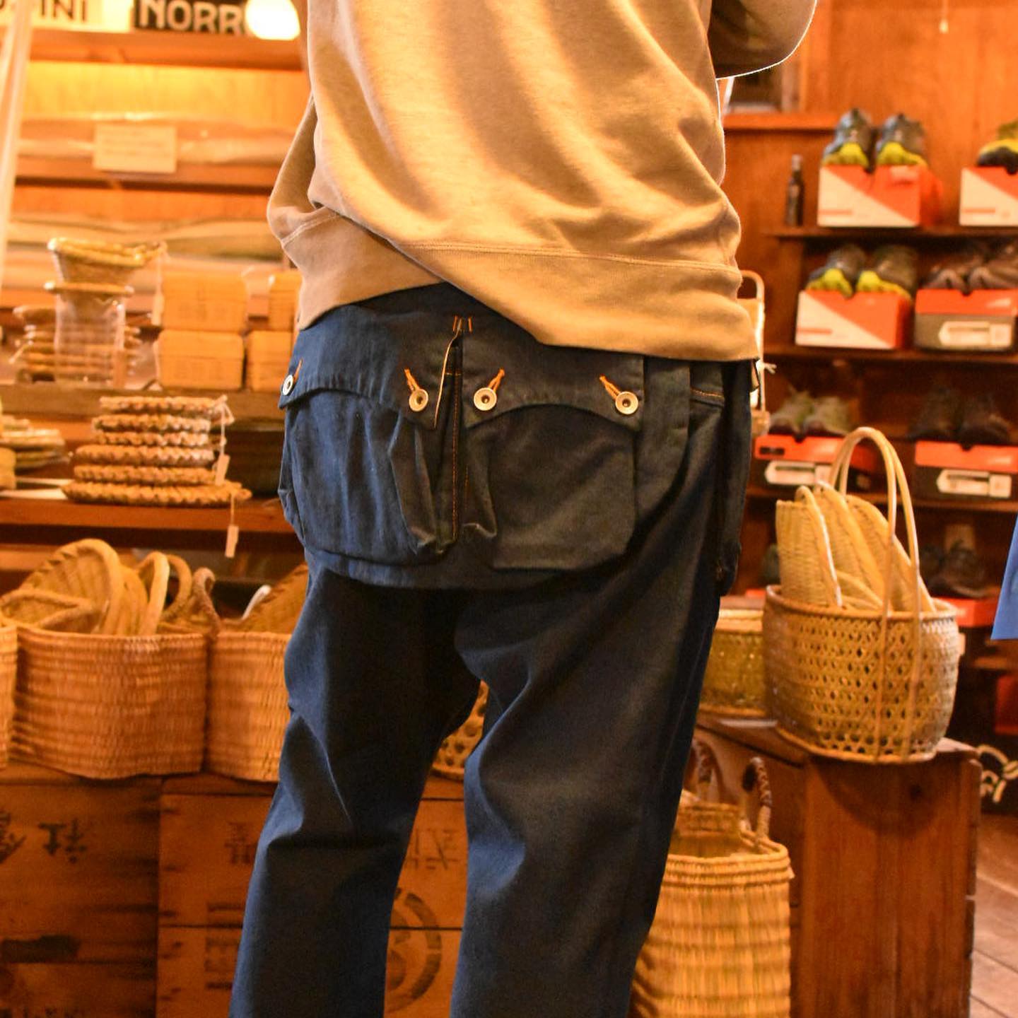 NATAL DESIGNG55 Sarouel Flap DenimCENTER ZIP OVER ALL ネイタルデザインのアパレル入荷しました独特なシルエットによってつくられる動きのある形で人気なネイタルデザインのデニムライン。岡山で作られた正真正銘のデニム。着るたびに馴染みその人独自の形に変化しヘビーユーズ間違いなしの一着。街着に、アウトドアのフィールド使いに！#ネイタルデザイン #g55 #デニム #岡山デニム #メイドインジャパン #オーバーオール #アパレル #アウトドア#街着 #フィールドスタイル #山の暮らしのお手伝い #ストーブハウス原村 #八ヶ岳 #原村 #富士見 #蓼科 @nataldesign1999