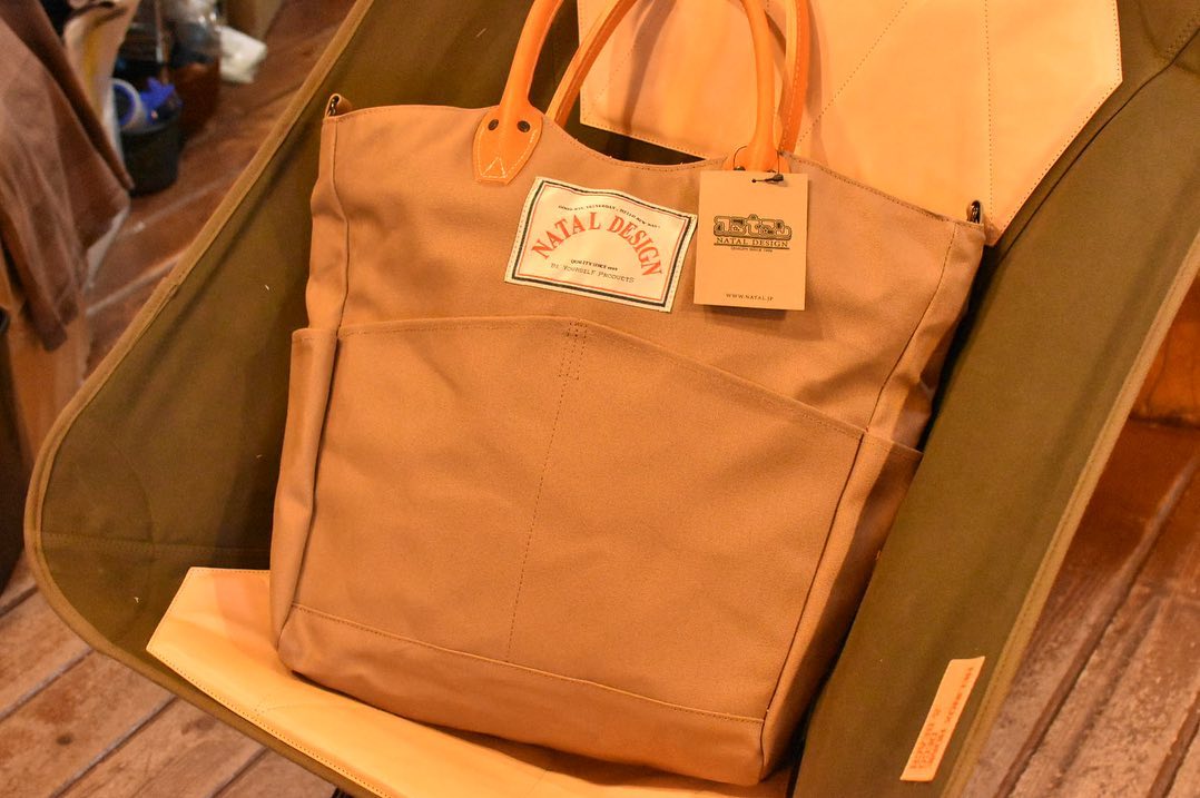 NATAL DESIGNTREKKER TOTE CANVAS Lネイタルデザインの定番トート、キャンバス地のトートバッグが入荷。普段使いやビジネスシーンで活躍するサイズ一泊旅行くらいは十分なサイズ。もちろんキャンプなどのハード使いにも最適なバッグになります。#ネイタルデザイン #nataldesign #帆布バッグ #ビジネスシーン #旅行 #出張 #キャンプ #アウトドア #丈夫 @stovehouse.woodstove