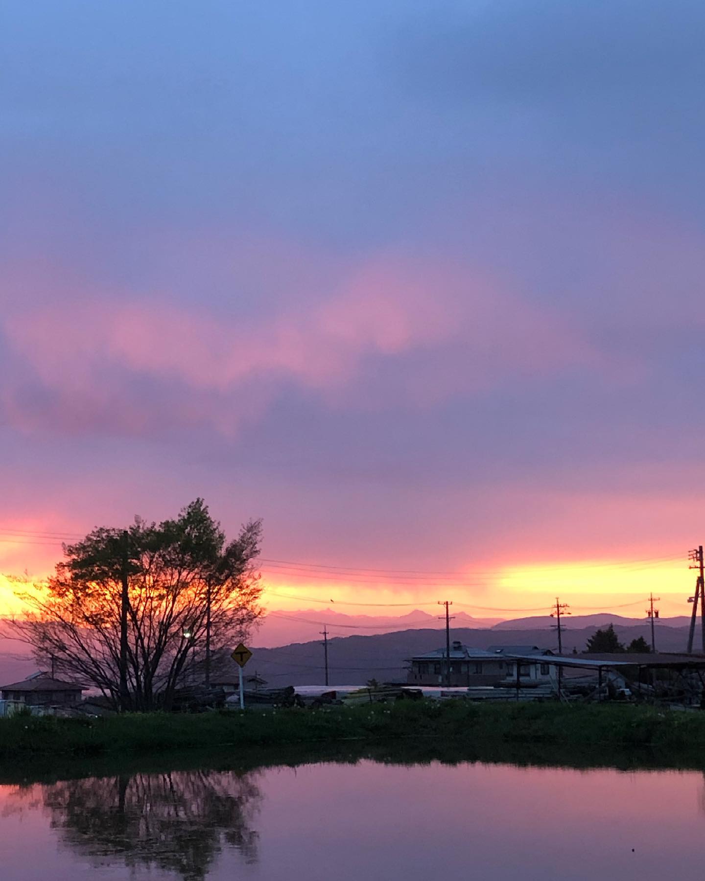 〜八ヶ岳の夕焼け〜スラックラインチャレンジも残すところあと1日となりました！！ご来店お待ちしております。#薪ストーブ #薪ストーブのある暮らし #アウトドアギア #薪ストーブツール #アパレル #アウトドアアパレル #暮らしの道具 #キッチンウェア #ガーデンツール #荒物屋 #食品 #自然食品 #有機食品 #セレクトショップ #山の暮らしのお手伝い #八ヶ岳の薪ストーブ専門店 #ストーブハウス原村 #原村 #富士見 #蓼科 #八ヶ岳 #スラックライン #ゆうやけ #ゆうやけ空 #ゆうやけこやけ @stovehouse.woodstove