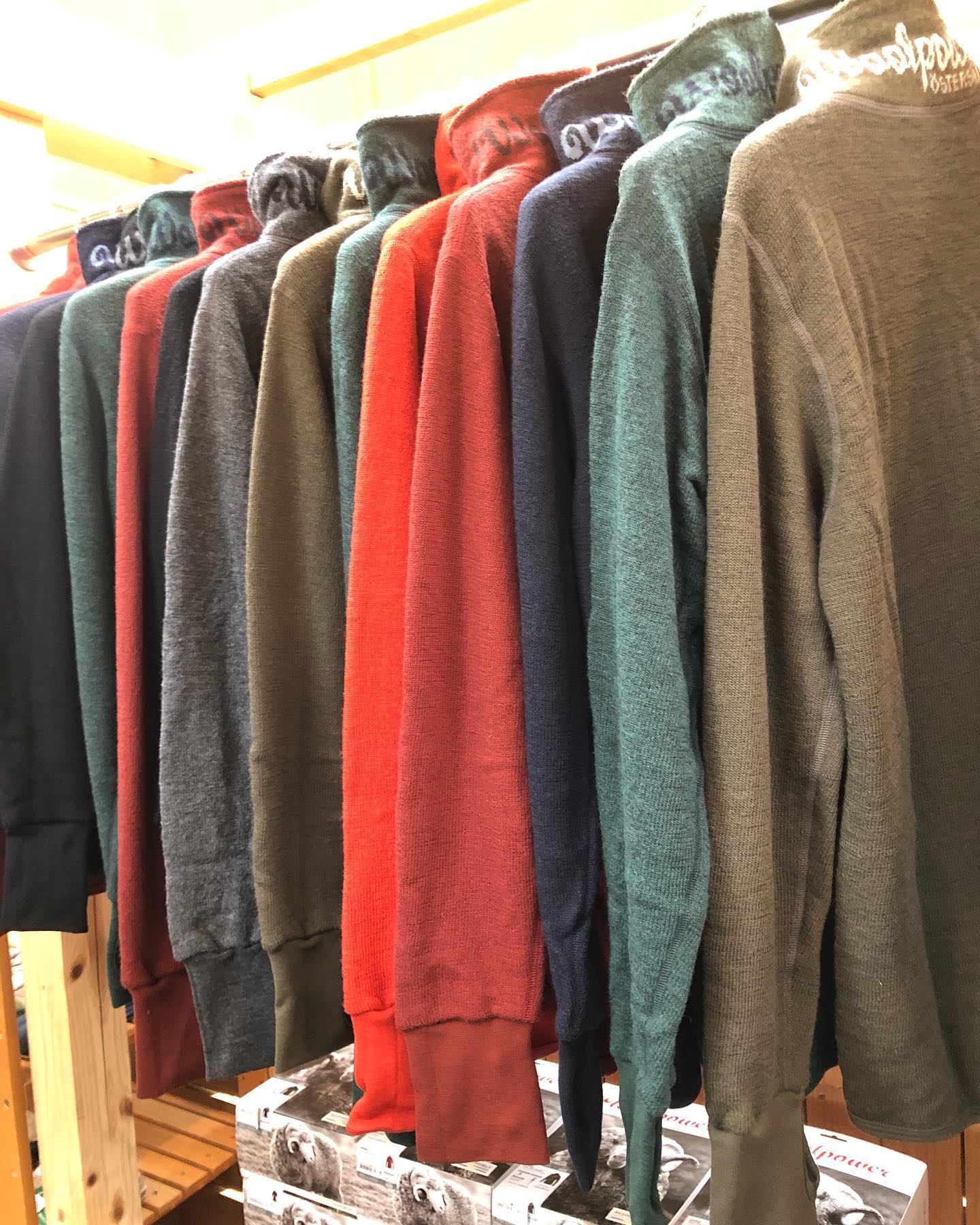 スウェーデン🇸🇪北部エステルスンド製のWoolpower〜1人の職人が、最初のステッチから最後のステッチまで縫製を担当。縫製担当者の名前がウェアに刻まれています。ウールパワーブランドの品質の証〜梅雨時、寒暖差がある八ヶ岳の麓で大活躍間違いなしのウールのミドルレイヤー！！！#woolpower #スウェーデン #ハイキング #アウトドア #キャンプ #普段使い #ウール #ミドルレイヤー #フィールドユース#タウンユース #アウトドアアパレル #アパレル #八ヶ岳の薪ストーブ専門店 #ストーブハウス原村 #薪ストーブ#薪ストーブのある暮らし #八ヶ岳 #原村 #富士見 #蓼科