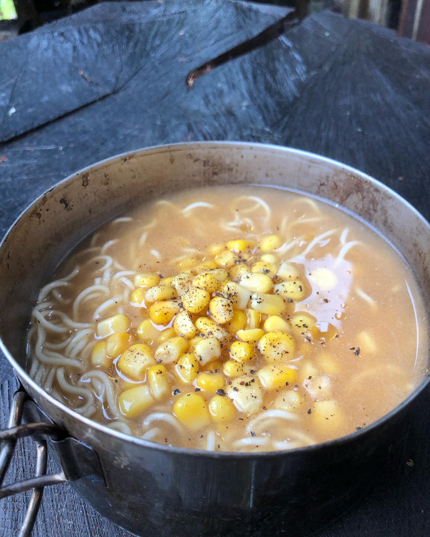 腹ごしらえシリーズ冷たい雨の日はやっぱりラーメン味噌コーン玄米ラーメン お腹一杯だ ストーブハウス原村 八ヶ岳の薪ストーブ専門店 原村 八ヶ岳 別荘 山の暮らし 山の暮らしを楽しむ アウトドア アウトドア料理 キャンプ キャンプ飯 キャンプ飯レシピ