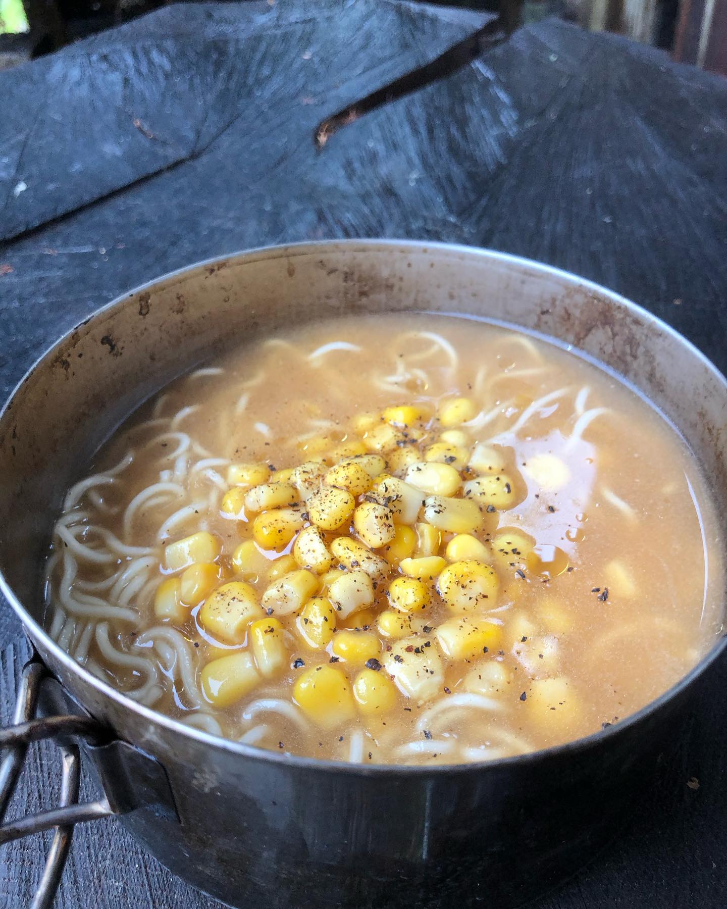 腹ごしらえシリーズ冷たい雨の日はやっぱりラーメン味噌コーン玄米ラーメン！！お腹一杯だ！！#ストーブハウス原村 #八ヶ岳の薪ストーブ専門店 #原村#八ヶ岳#別荘 #山の暮らし #山の暮らしを楽しむ #アウトドア#アウトドア料理 #キャンプ#キャンプ飯 #キャンプ飯レシピ #キャンプ飯最高 #子供も大好き #薪ストーブ #薪ストーブのある暮らし#ラーメン #ラーメン大好き #みそらーめん #信州#味噌#コーンラーメン