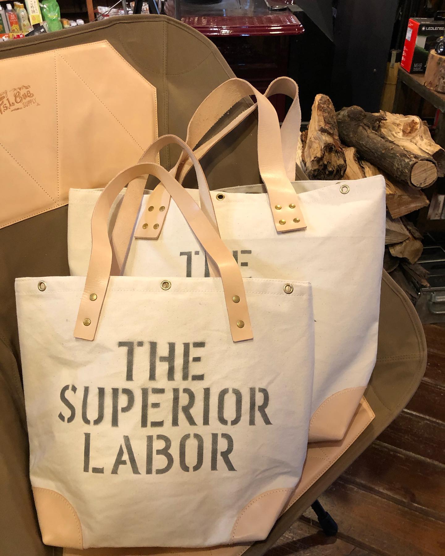 「THE SUPERIOR LABOR」軽くてシンプルなマーケットバッグ。お買い物、日常使いにバッチリ#thesperiorlabor #tsl #madeinjapan #日本製 #国産#岡山 #マーケットバッグ #山の暮らしのお手伝い #生活道具 #ストーブハウス原村 #薪ストーブ#八ヶ岳の薪ストーブ専門店 #八ヶ岳 #原村 #富士見 #蓼科 @the_superiorlabor @t.s.lcub @stovehouse.woodstove