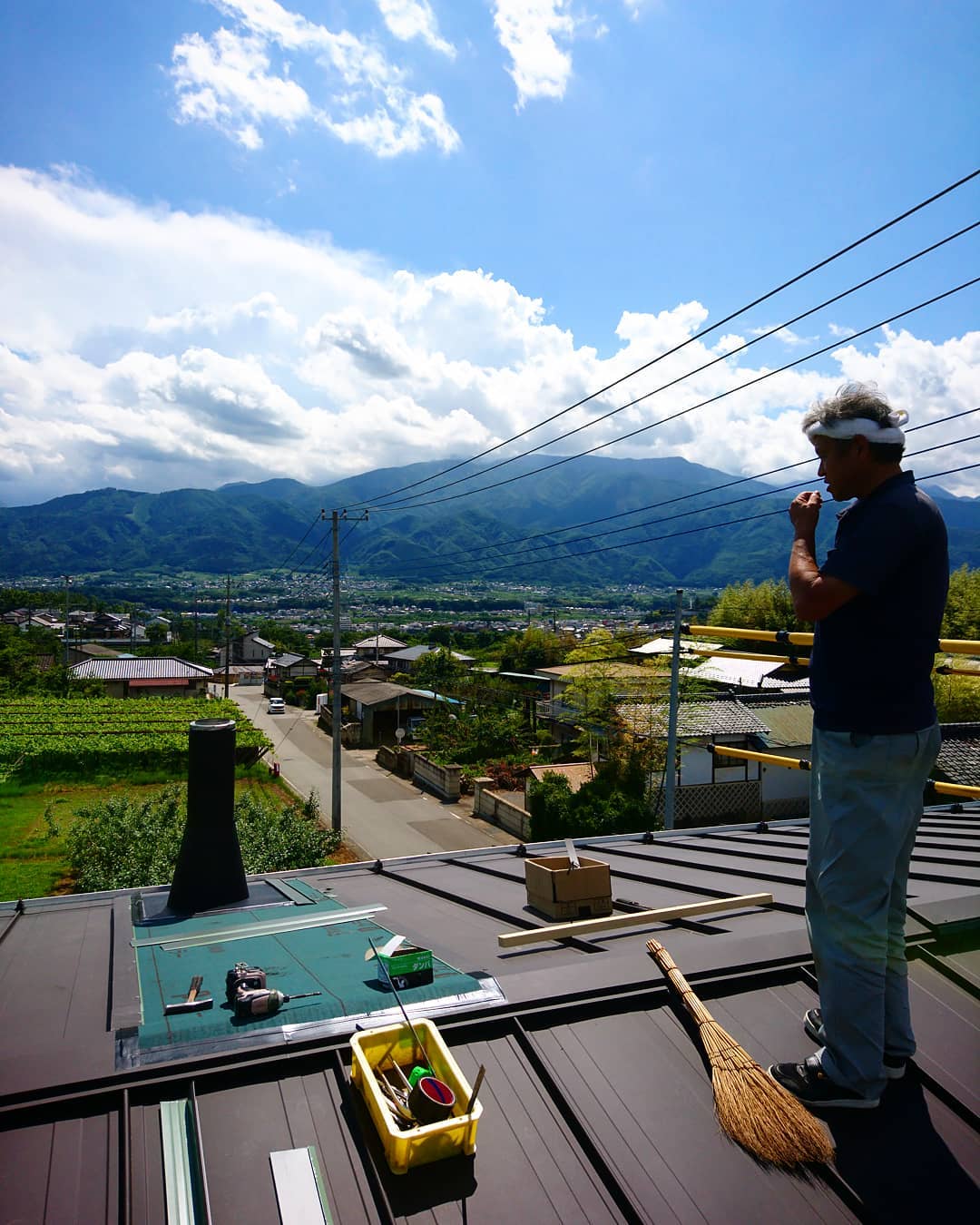 こちらは山梨の山並み一望の韮崎の現場。天気予報に反して、陽射しが痛いほど照りつける。「屋根上の仕事はこうでなくちゃ！」共に作業をする板金屋さんと汗まみれ。#ストーブハウス原村 #八ヶ岳の薪ストーブ専門店 #韮崎#南アルプス #暑い#山梨県#長野県#神奈川県#屋根#板金屋さん #煙突#北杜市#天気予報#梅雨入り#一望#アウトドア#薪ストーブ#キャンプ#雑貨#生活道具#職人