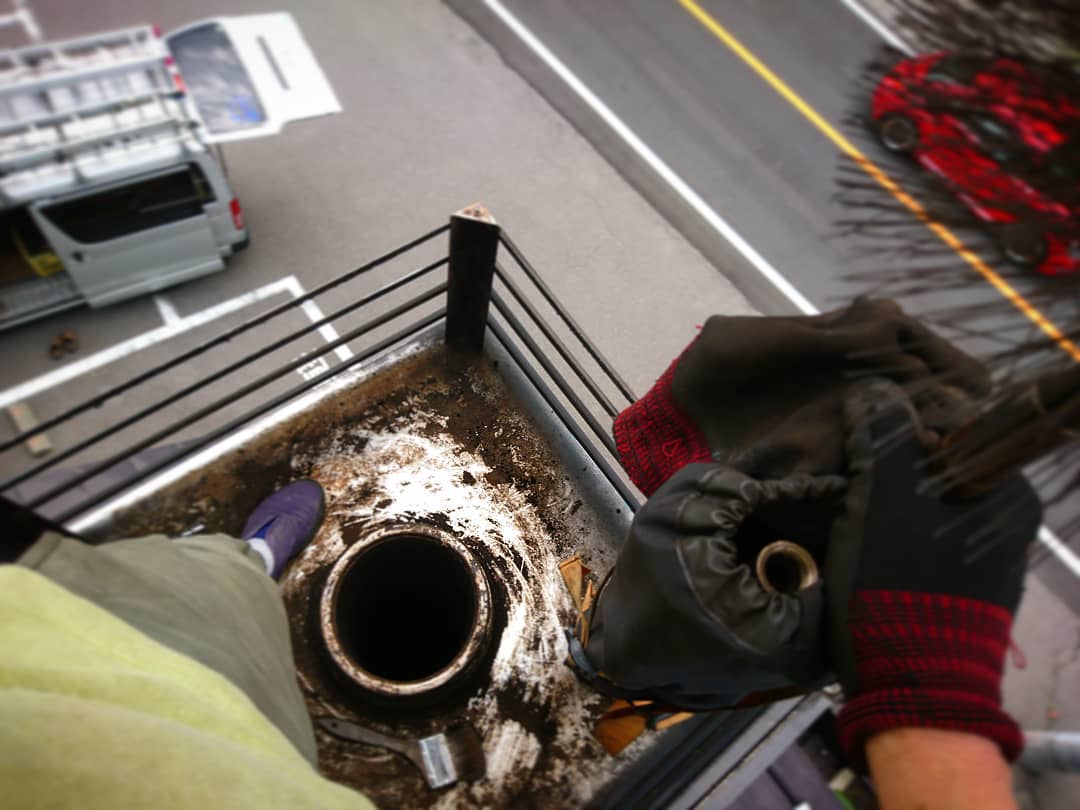 見下ろせば車はビュンビユン通りすぎ、オーナー様も屋根下でDIY。見上げれば今にも雨が降りだしそうなグレーな空。色んな意味で気が抜けない本日の煙突掃除。#ストーブハウス原村 #八ヶ岳の薪ストーブ専門店 #蓼科#長野県#茅野市#山梨県#diy#北杜市#煙突#赤い車#高所#アウトドア#キャンプ#オーナー#別荘#移住#薪ストーブ#プロ#雑貨#山の暮らし#火のある暮らし#梅雨