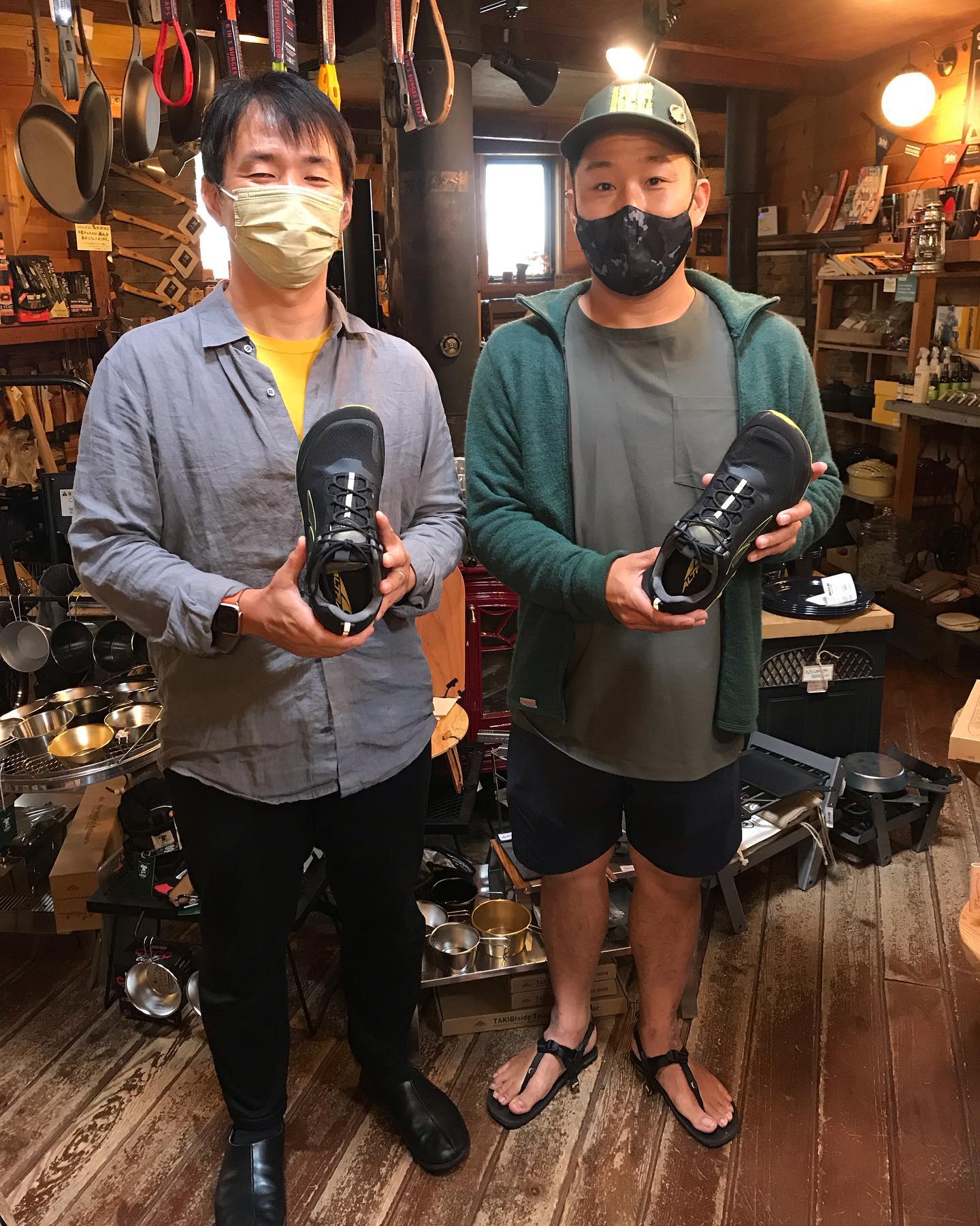 ALTRA日本総代理店 LOTUS代表の福地さんがご来店！いつもありがとうございます福地さん、いつもALTRA入荷のタイミングでご来店いただいております笑（たまたまなんですが。。笑）本日の入荷はMENS LONE PEAK ALL WTHR LOW大人気のLONE PEAKの防水タイプです☂️本日の天候にピッタリの商品靴は、試着してナンボ！是非足を入れて、ALTRAの最高の履き心地を試してみてください！#altra #2021fw #altralonepeak #allweather #トレイルランニング #トレイルラン #トレイルランニングシューズ #ベアフットランニング #ゼロドロップ #ゼロドロップシューズ #ロードランナー #防水 #altraego #maxtrac #最強のシューズ