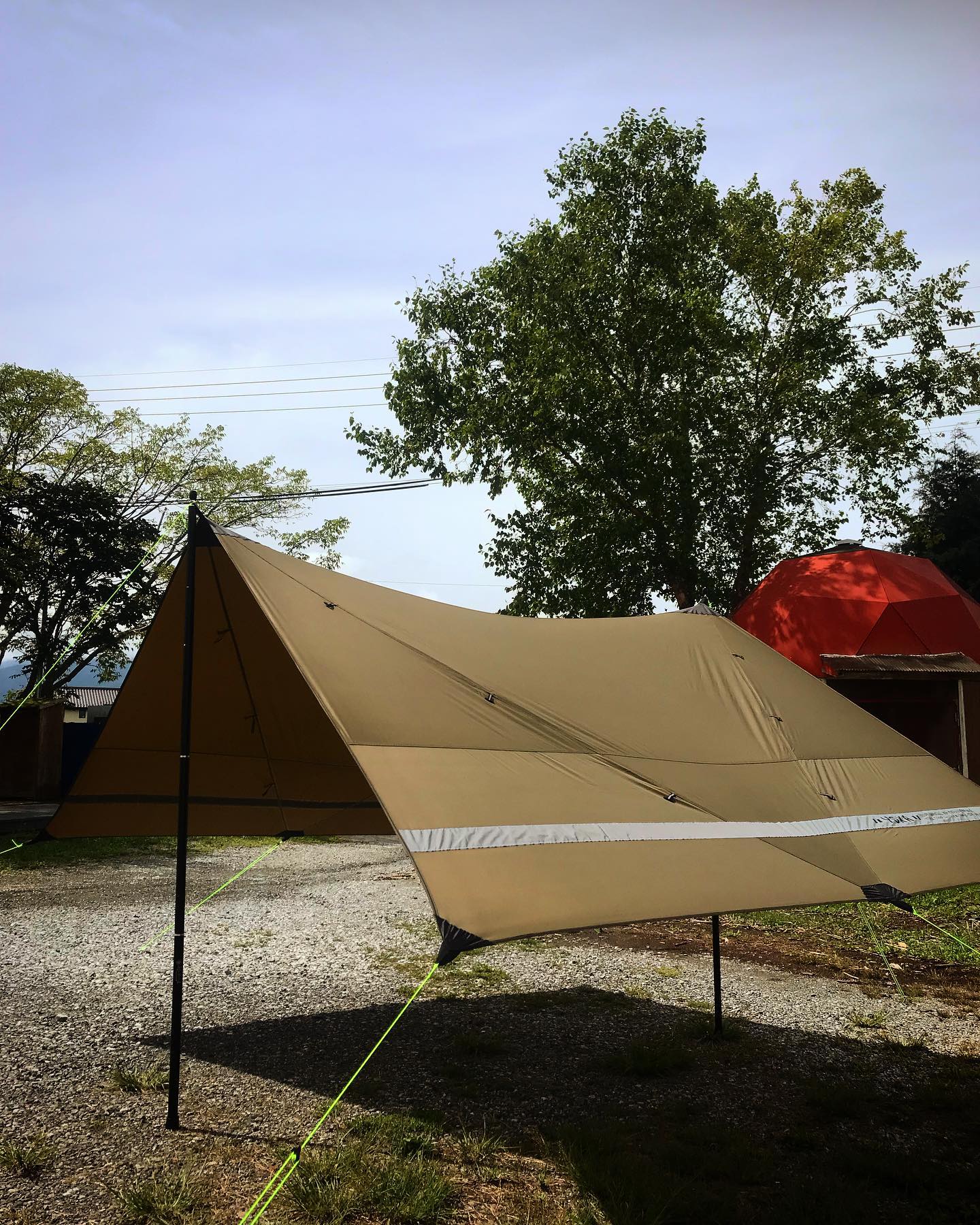 YOKA TARP 4427ちょうどいいサイズであり立てやすくよりコンパクトに🏕キャンプと言えばテントですが、ほぼ絶対必要と言えるのがタープ！楽しみはタープの下。お休みはテントの中。これは鉄板です。キャンプ、アウトドア、庭先のバーベキューなど、様々なシーンでの土砂降りや、直射日光を遮る優れものです！¥18,700税込外にはタープが必須です！試し張りも出来ますので是非、お声がけください^_^#yoka #yokatarp4427 #キャンプ #デイキャンプ #ソロキャンプ #グループキャンプ #アウトドア #バーベキュー #土砂降り #土砂降りキャンプ #タープ @yoka_twelvetone @stovehouse.woodstove