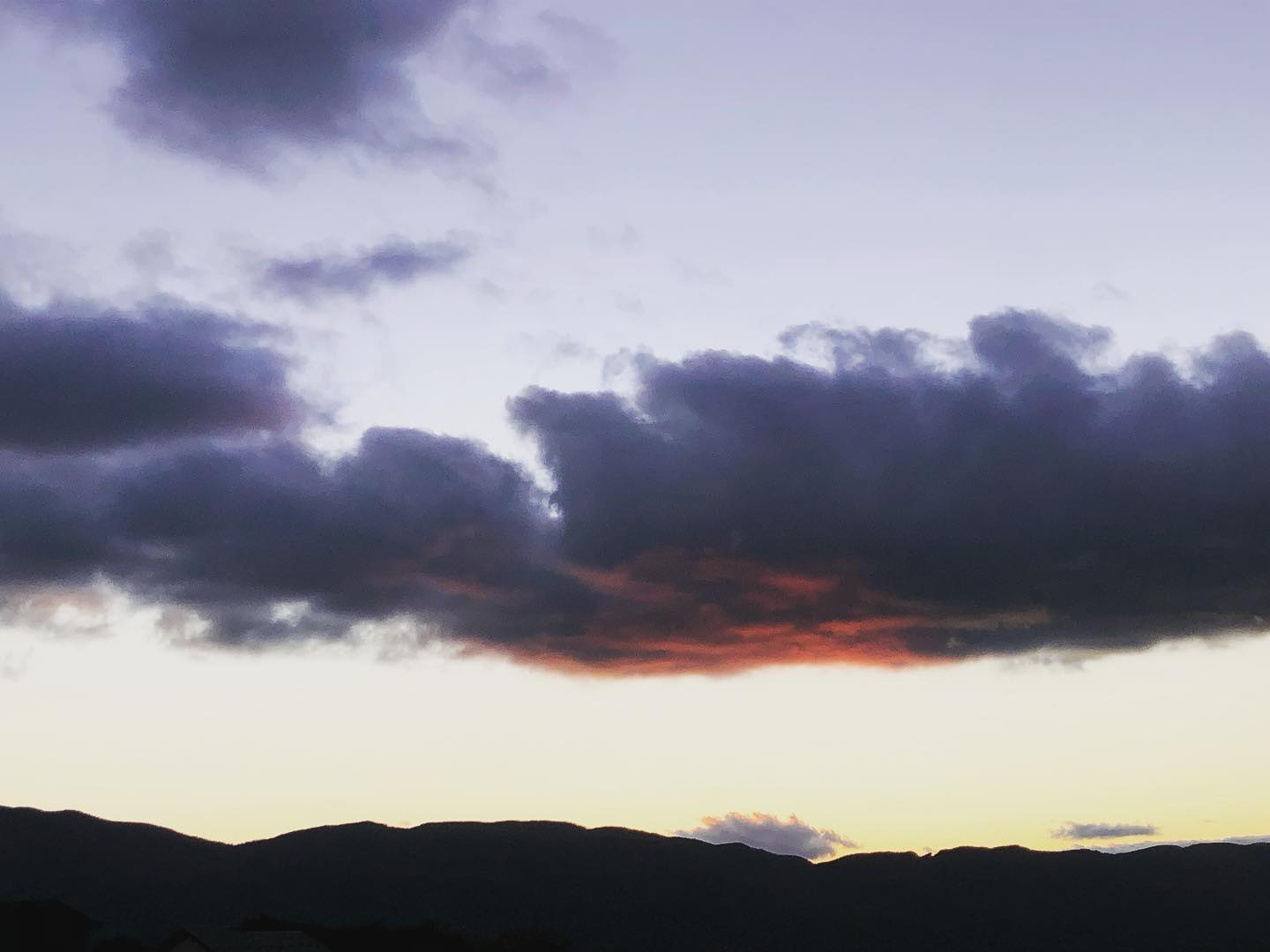 原村の夕暮れ時〜エネルギーを感じる夕暮れ空。本日も沢山のご来店ありがとうございました！！#ストーブハウス原村 #薪ストーブ #薪ストーブのある暮らし #アウトドアギア #薪ストーブツール #アパレル #アウトドアアパレル #暮らしの道具 #キッチンウェア #ガーデンツール #荒物屋 #食品 #自然食品 #有機食品 #セレクトショップ #山の暮らしのお手伝い #八ヶ岳の薪ストーブ専門店#キャンプ#キャンプギア #原村 #富士見 #蓼科 #八ヶ岳 #ゆうやけ #ゆうやけ空 #ゆうやけこやけ @stovehouse.woodstove