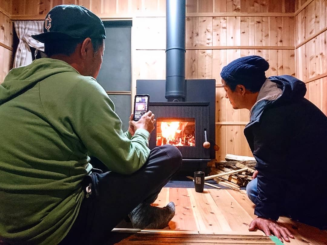 ここは京都の海の町、伊根の古民家。夕闇が迫り、静寂に包まれ始めた頃、薪ストーブにゆっくりと火を灯します。優雅にのんびりと雑談とお酒も交えつつ…#薪ストーブ#clef#プラットチャンプ#京都#古民家#ストーブハウス原村店#アウトドア#ホーロー#皿#カトラリー#八ヶ岳の薪ストーブ専門店#長野県#サーフィン#魚#伊根#囲炉裏#火#アグニ