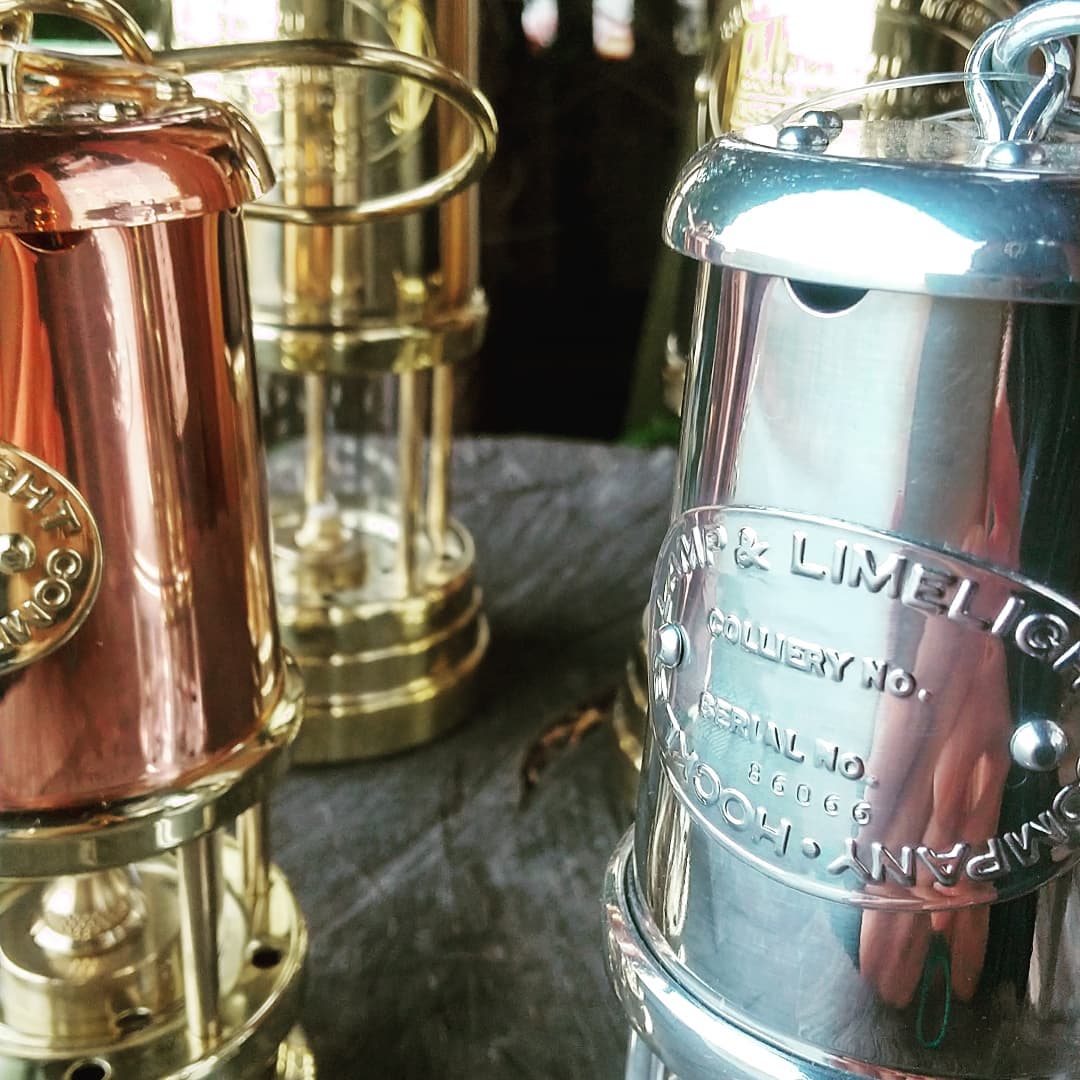 【 JD Burford Miners Lamp 】イギリスのウェールズで、現在も伝統製法によりハンドメイドされているJDバーフォード マイナーズランプです。元々は炭鉱で働く方々が使用し、炭坑内に充満するメタンガスによる爆発事故を防ぐために発明されたランプです。１９０年の歴史を誇る由緒正しい伝統のマイナーズランプ。クラシカルな雰囲気でエイジングが楽しめるアイテムを、アウトドアやインドアの相棒にどうぞ！！今でしたらLサイズのカッパー&ブラス、Mサイズのクリーム以外揃っております！#jdburfordminerslamp #wales #lamp #outdoor #indoor #マイナーズランプ #ウェールズ #伝統 #歴史 #クラシカル #エイジング #八ヶ岳の薪ストーブ専門店 #薪ストーブ専門店 #山の暮らしのお手伝い #八ヶ岳 #原村 #stovehouse