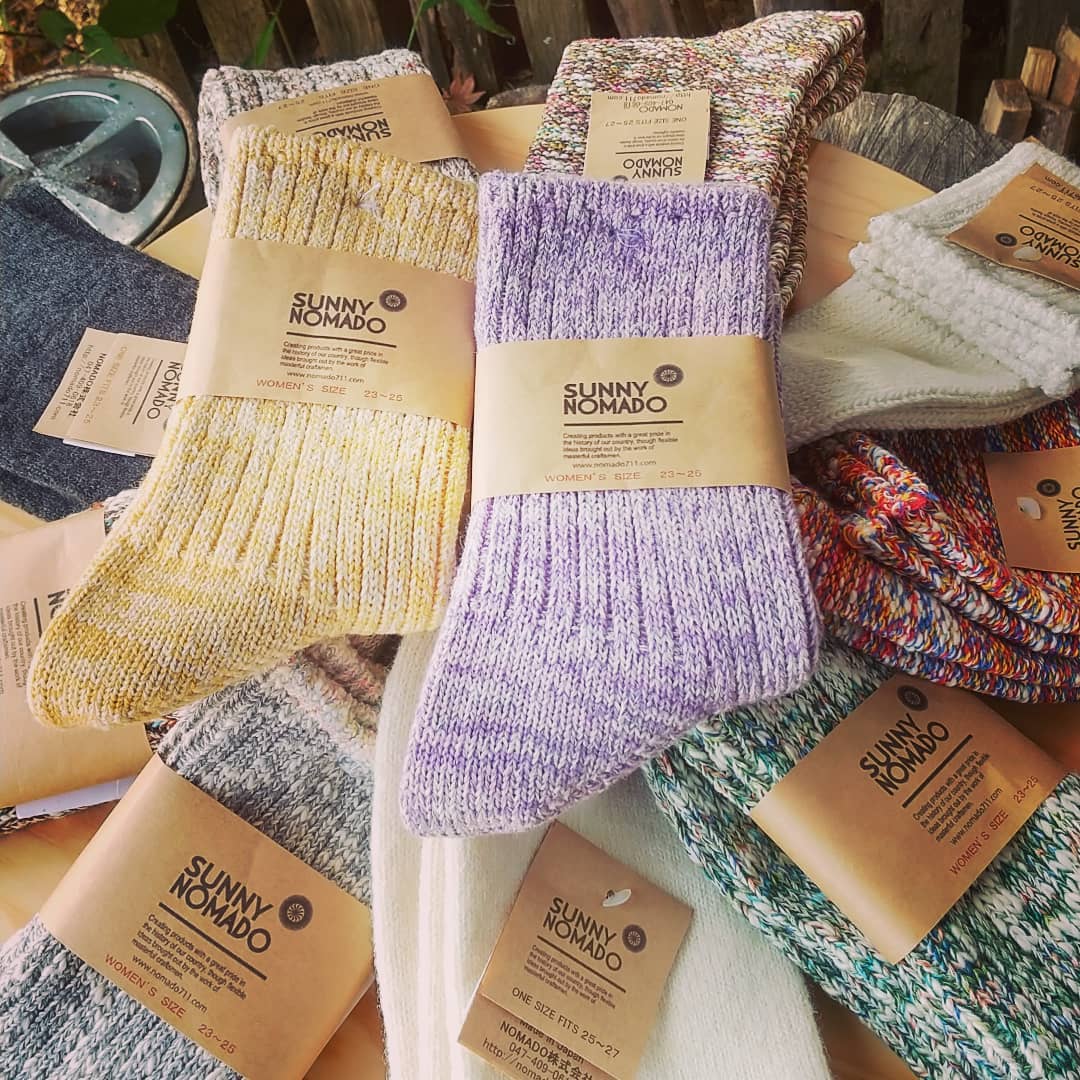 【 SUNNY NOMADO 】NOMADO SOCKSは、奈良県の靴下工場で歴史あるヴィンテージマシンを使用し、人間工学に基づき設計された人の足に合った靴下です。大量生産の機械では製造不可能な極太の糸を使い、丈夫な靴下が作られます。生産量は1日に40足程度。糸は耐久性、通気性、吸水性、防臭効果のある麻を使用。さらに足元に湿気が溜まりにくいため冷えにくく防寒機能も果たしてくれます。Forest Hemp socksSiberian wood Hemp socksNordic sheep Hemp socksNordic village Hemp socks今回入荷は上記の４種、各５色展開です。#nomado #socks #靴下#ヴィンテージ #奈良県#麻 #快適 #薪ストーブ専門店 #薪ストーブのある暮らし #山の暮らしのお手伝い #八ヶ岳 #原村