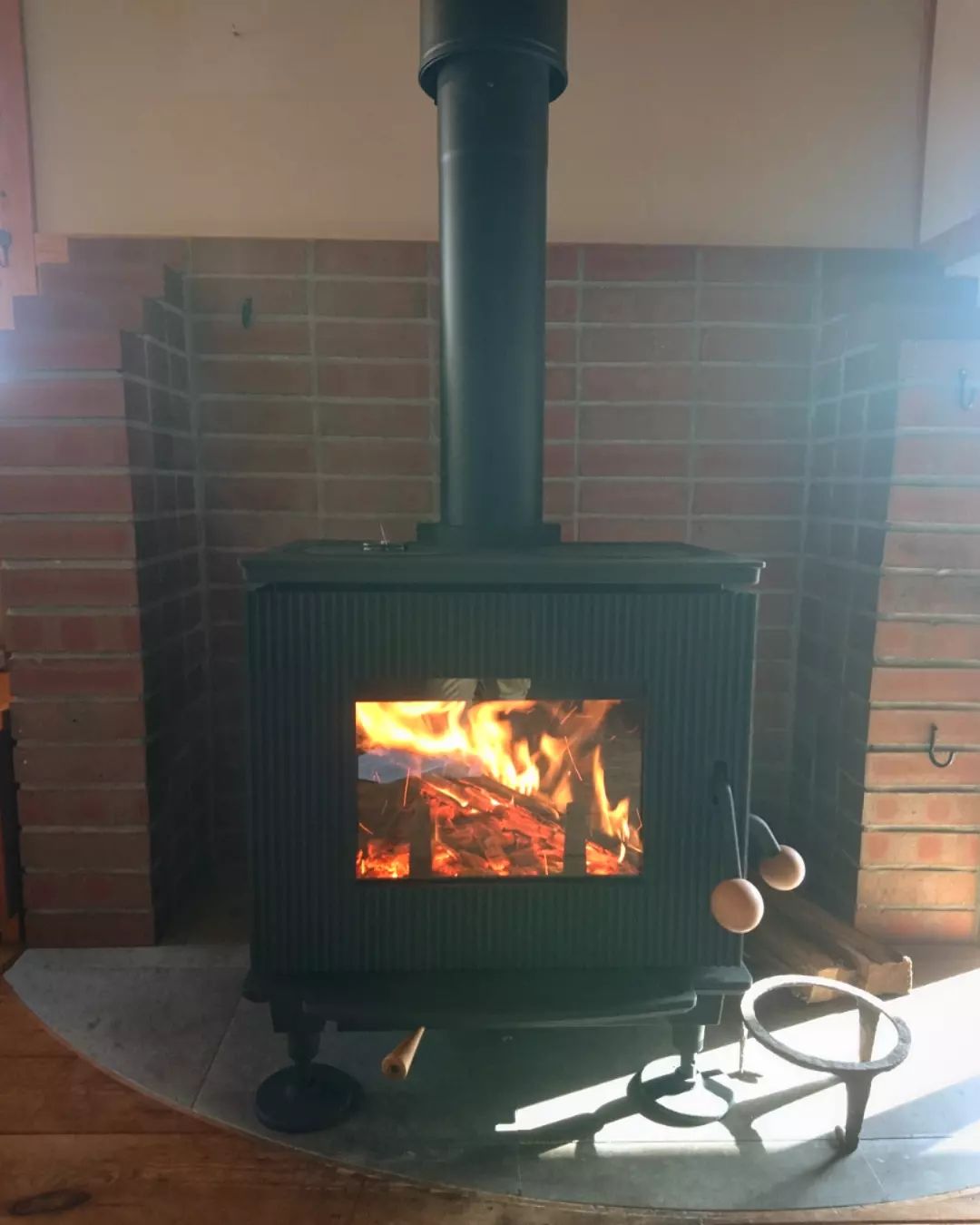 woodstovebefore and afterアンコールからアグニへ。どちらも名機。月日の流れには誰も逆らえない。寂しさと嬉しさが交錯する入れ替え工事。#ストーブハウス原村 #八ヶ岳の薪ストーブ専門店#アンコール#アグニ#名機#温故知新#交錯#時代#薪ストーブ#八ヶ岳#長野県#山梨県#北杜市#月日#アウトドア#キャンプ#炎#ビール#料理#雑貨#道具#レンガ