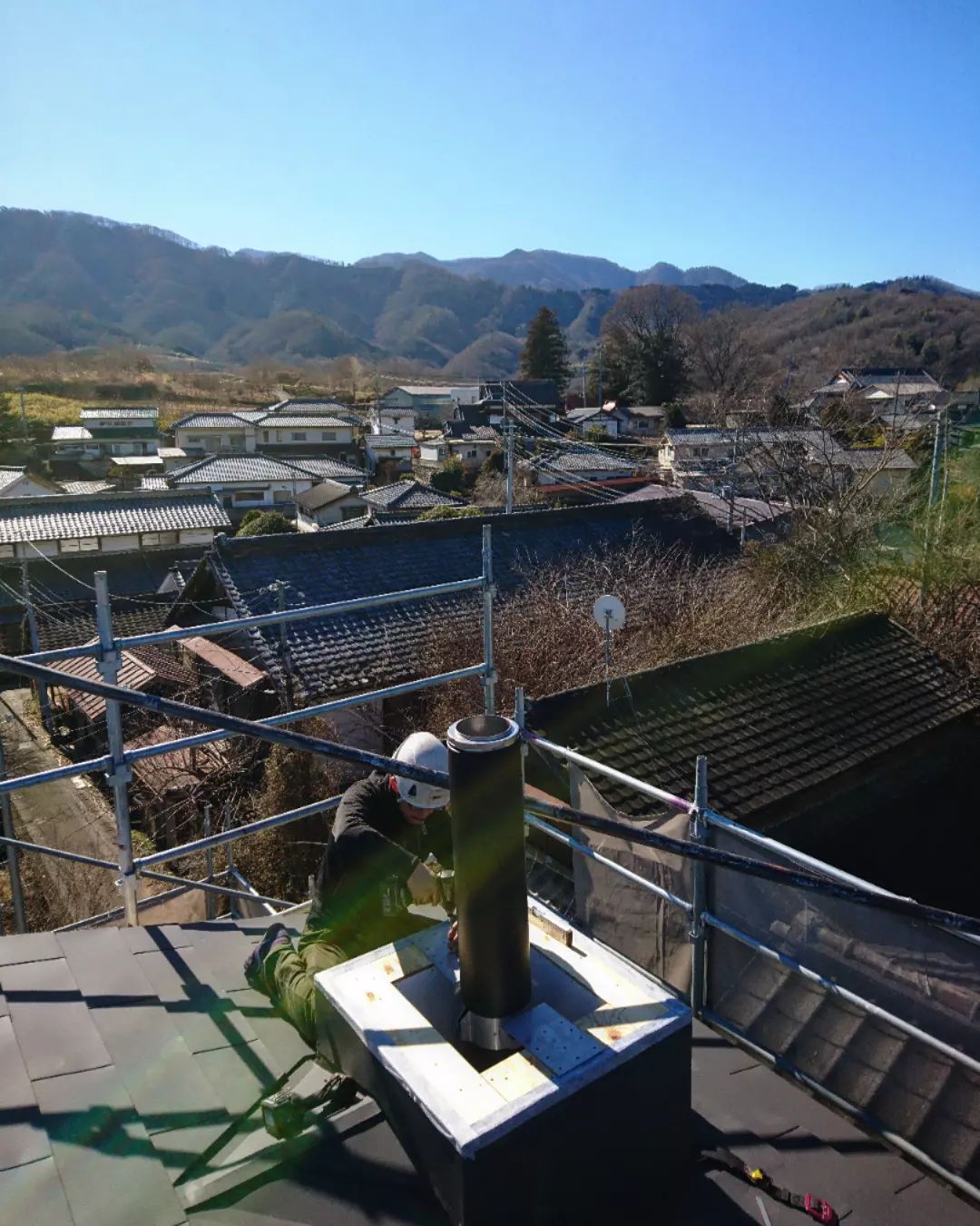 甲府盆地を見下ろす山あいでの煙突工事。隣県とは思えないほどのポカポカ陽気で工事もはかどります️#ストーブハウス原村 #八ヶ岳の薪ストーブ専門店 #長野県#山梨県#煙突#甲府#ポカポカ#神奈川県#アウトドア#キャンプ#山の暮らし#薪ストーブ#工事#職人#温泉#雑貨#ライフスタイル#ライフライン#道具#プロ