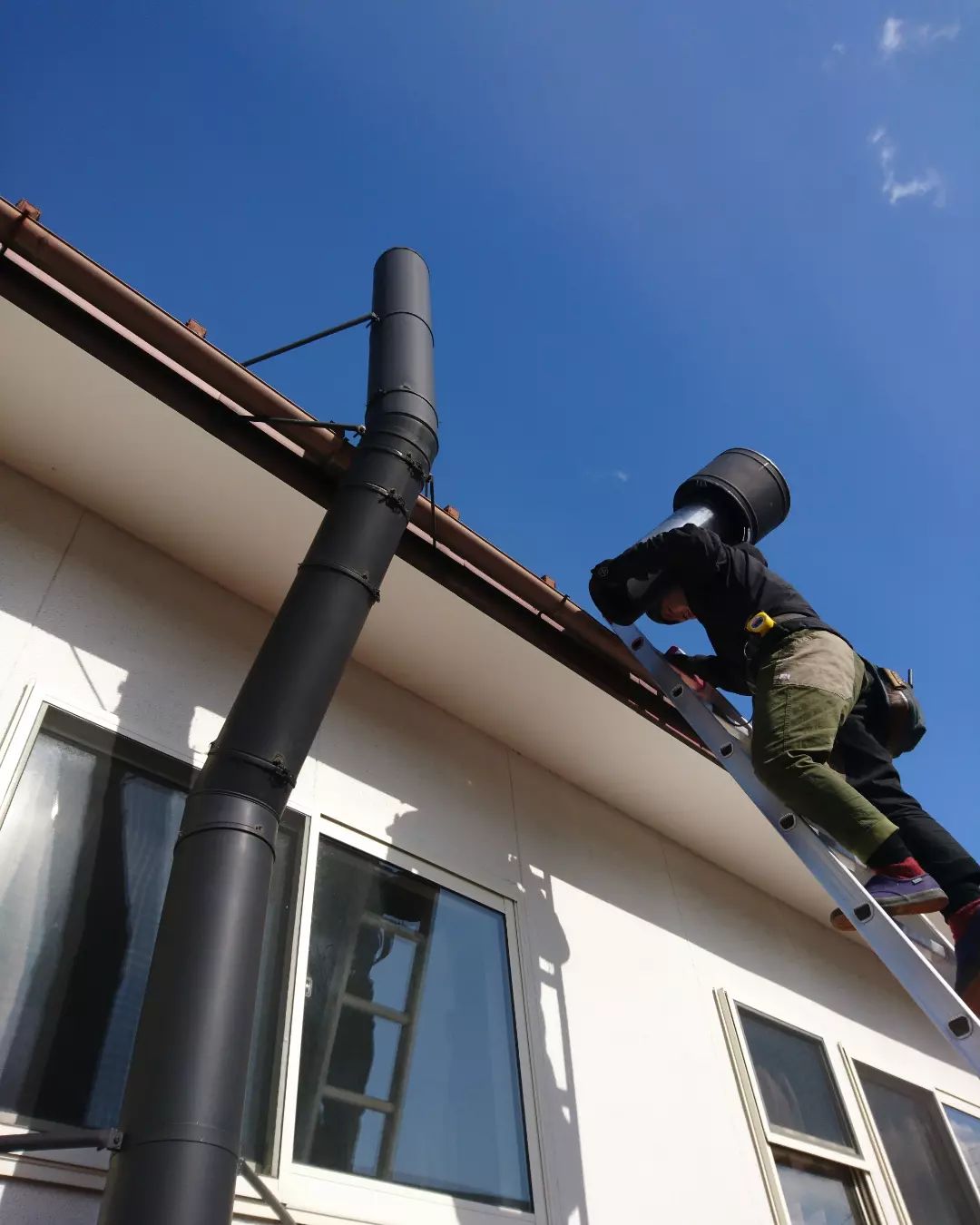 20年経った煙突の改修、そしてリニューアル。煙突の継ぎ目からの雨水の侵入とそれに伴う断熱性能の低下、そしてステンレスとはいえ長年の熱の影響を受けて酸化したインナー部…。煙突は単なる煙を外に排出するだけのパイプであれば良いということではありません。常に安定したドラフトと断熱性能を維持するためには煙突の交換も積極的に行う必要があります。“華やかに見える薪ストーブ屋である以上に地味で目立ちにくい煙突屋である”それこそがストーブハウスのスピリッツです。#ストーブハウス原村#薪ストーブ#八ヶ岳の薪ストーブ専門店#岡谷#煙突#長野県#スピリッツ#リニューアル#アウトドア#インテリア#夕暮れ#諏訪#茅野#山梨県#神奈川県#冬#リフォーム#自然住宅#キャンプ