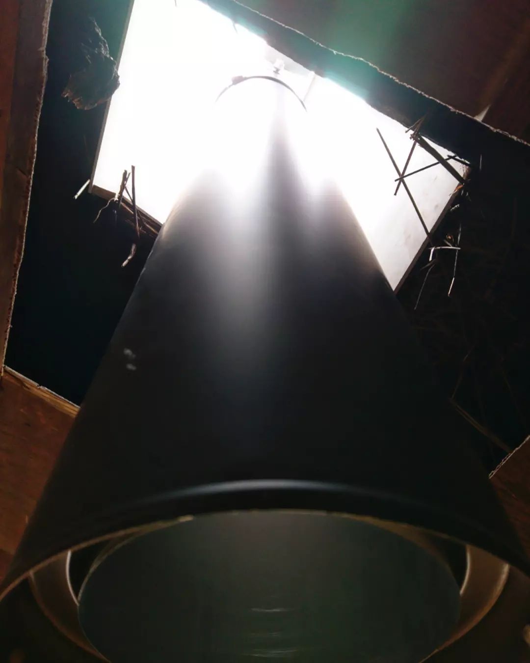 古民家へのストーブ計画。昨年から立て続けに古民家でのストーブ新設ですが、愉しすぎて楽しすぎて、屋根に残った雪や氷には目もくれず。茅葺き屋根もしっかり防火対策。古き良き日本特有の建物。人が住まい、団らんが生まれ、風が抜け、火が入る…。ストーブハウスのトータルコンセプト。“山の暮らしのお手伝い”そのものです。#ストーブハウス原村#八ヶ岳の薪ストーブ専門店#八ヶ岳#北杜市#山の暮らし#古民家#長野県#茅葺き#囲炉裏#暮らし#アウトドア#神奈川県#雪#白川郷#歴史