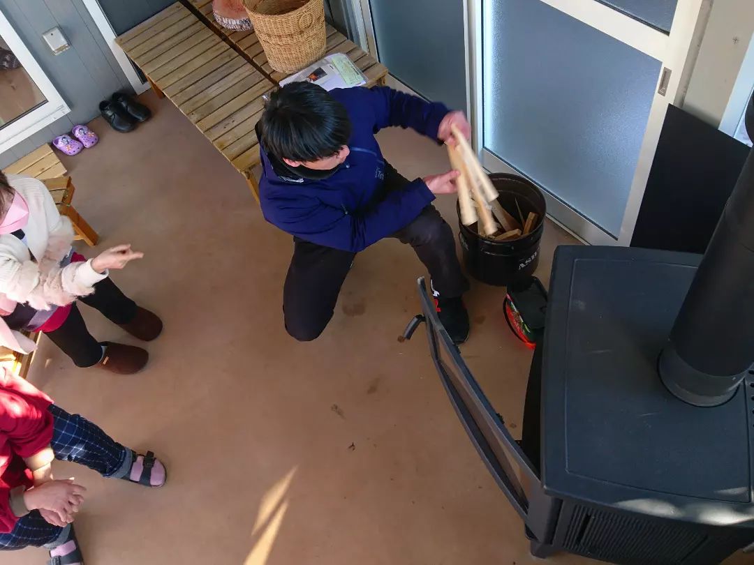 オールシーズン、バーベキューが楽しめる土間のある空間に薪ストーブを新設。そして火入れ式。ピザにグラタン、トルティーヤ、煮込みハンバーグ…夏だけでなく、寒い冬でもオールシーズン、クッキングが楽しめるステキなクッキングスタジオに早変わり。あとはとっておきのワインを用意して、家族や気の合う友人を招くだけ。#ストーブハウス原村#八ヶ岳の薪ストーブ専門店#下諏訪#八ヶ岳#長野県#岡谷#薪ストーブ#ドイツ#レダ#ストーブクッキング#土間#パーティー#ワイン#料理#仲間#バーベキュー#アウトドア#北海道#生活#暮らし#ライフライン#ライフスタイル